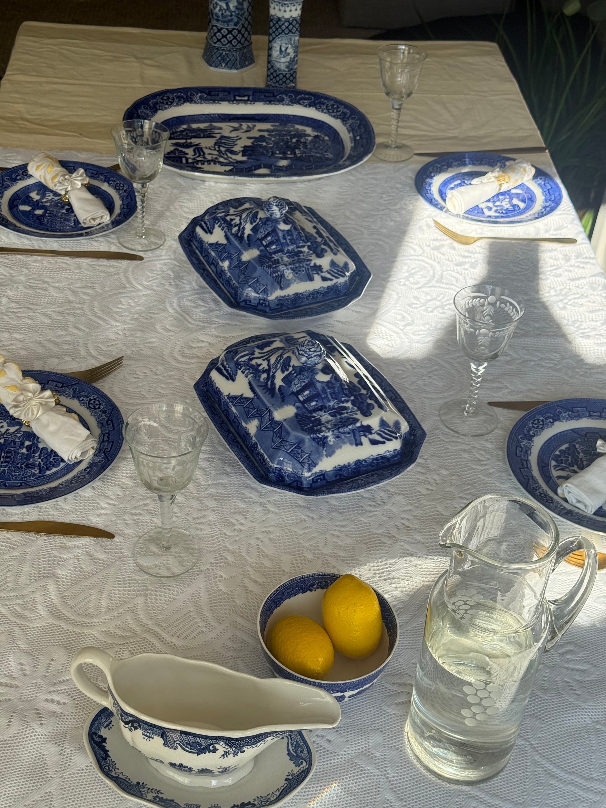 Opdek schalen met deksel. Blue Willow china” merk Baker&Co England.