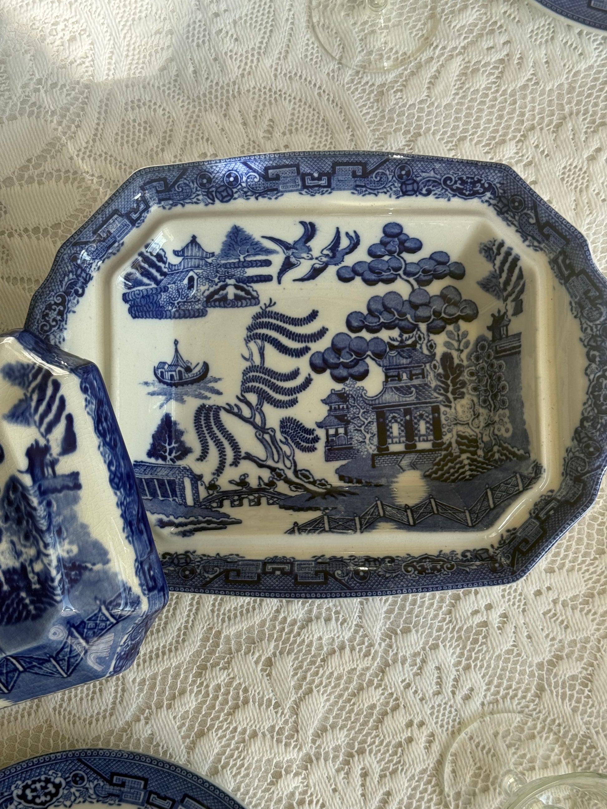 Opdek schalen met deksel. Blue Willow china” merk Baker&Co England.