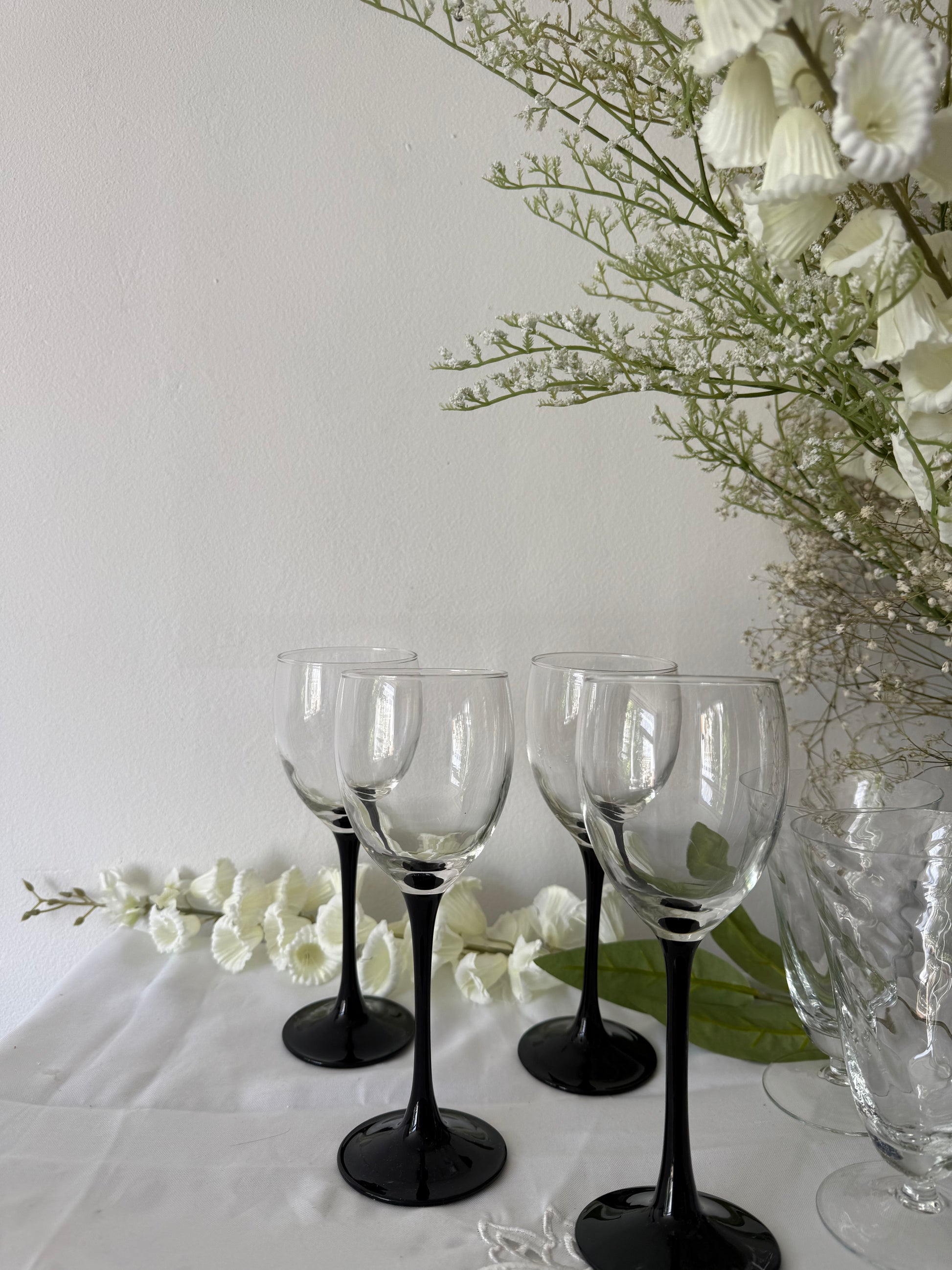 4 wijnglazen op zwarte poot
