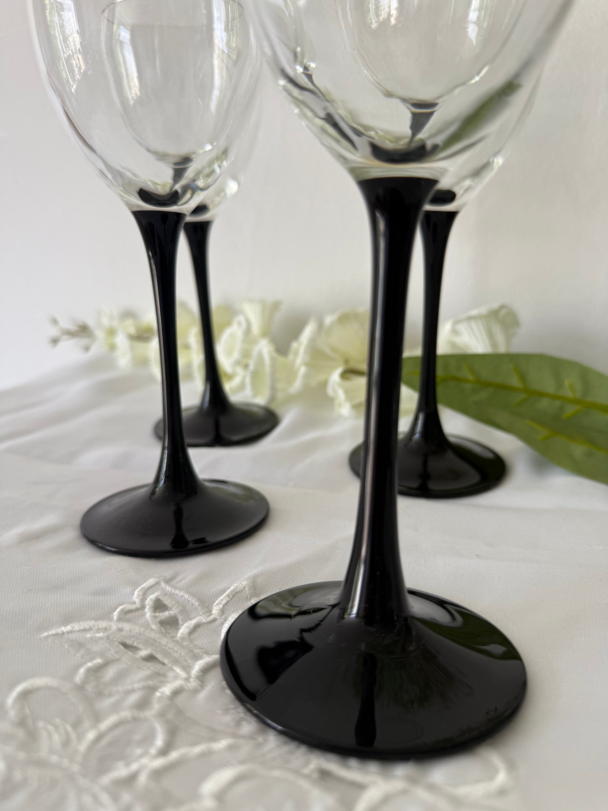 4 wijnglazen op zwarte poot