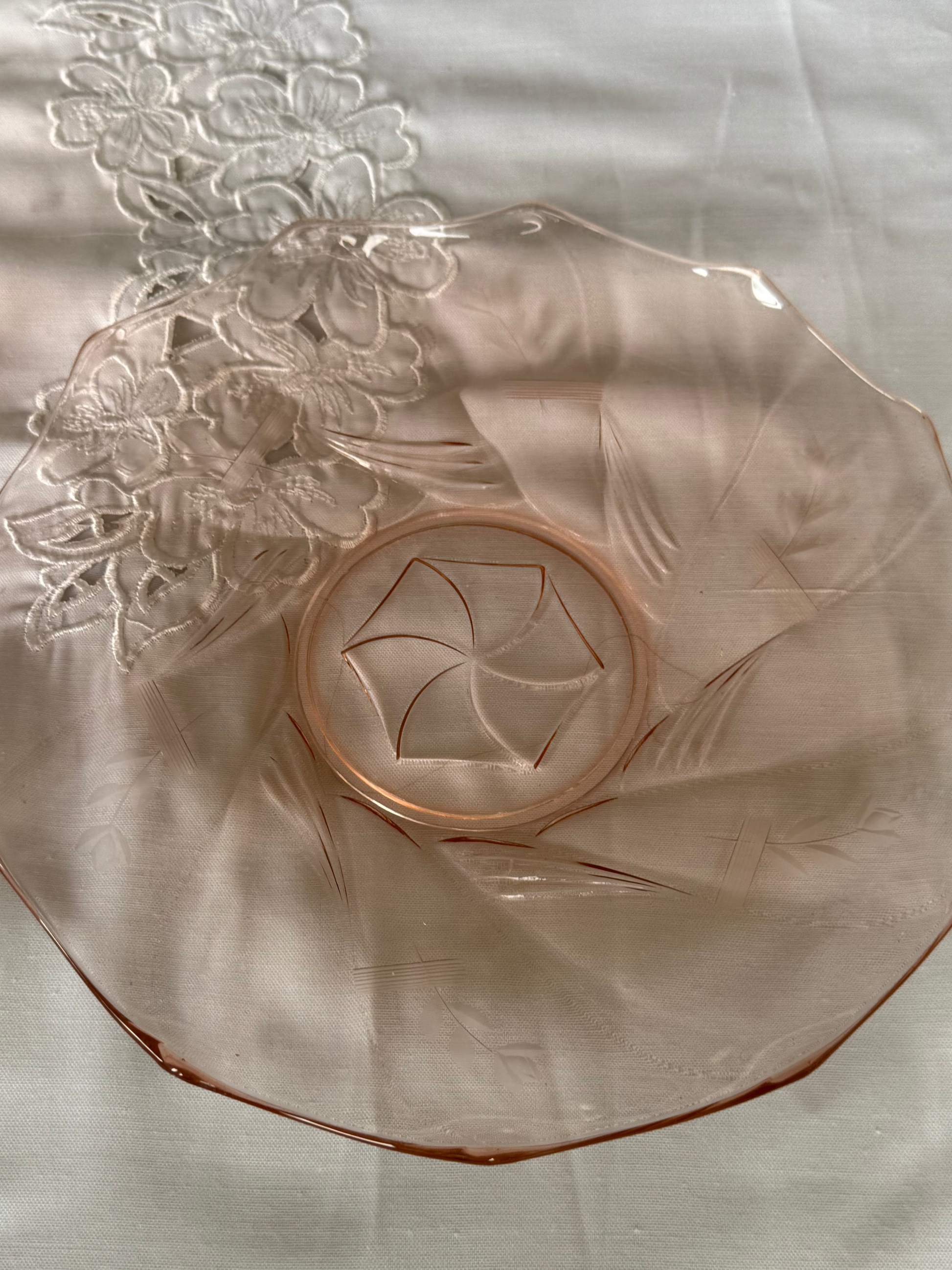 roze taartbord van glas.