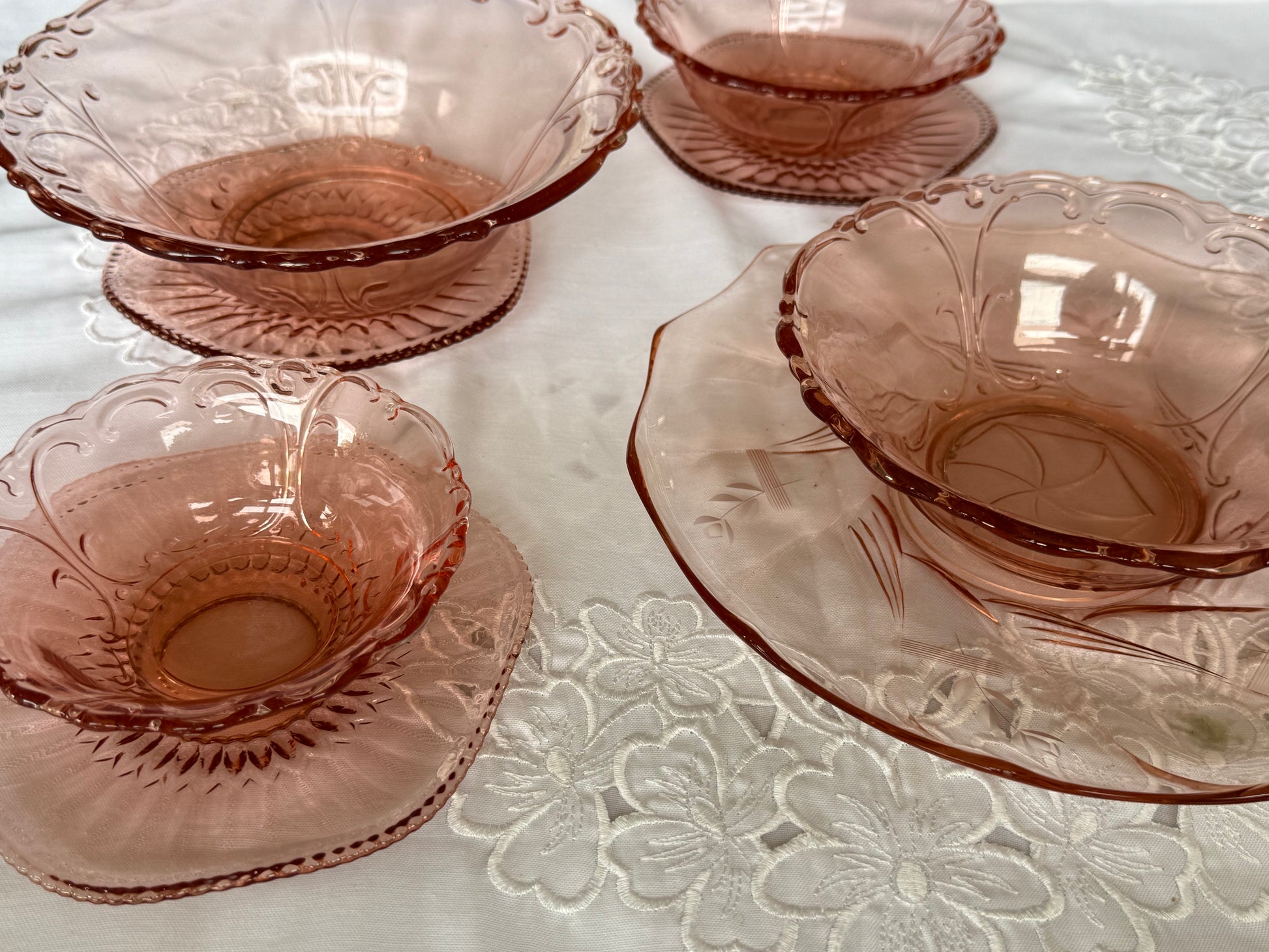 roze taartbord van glas.