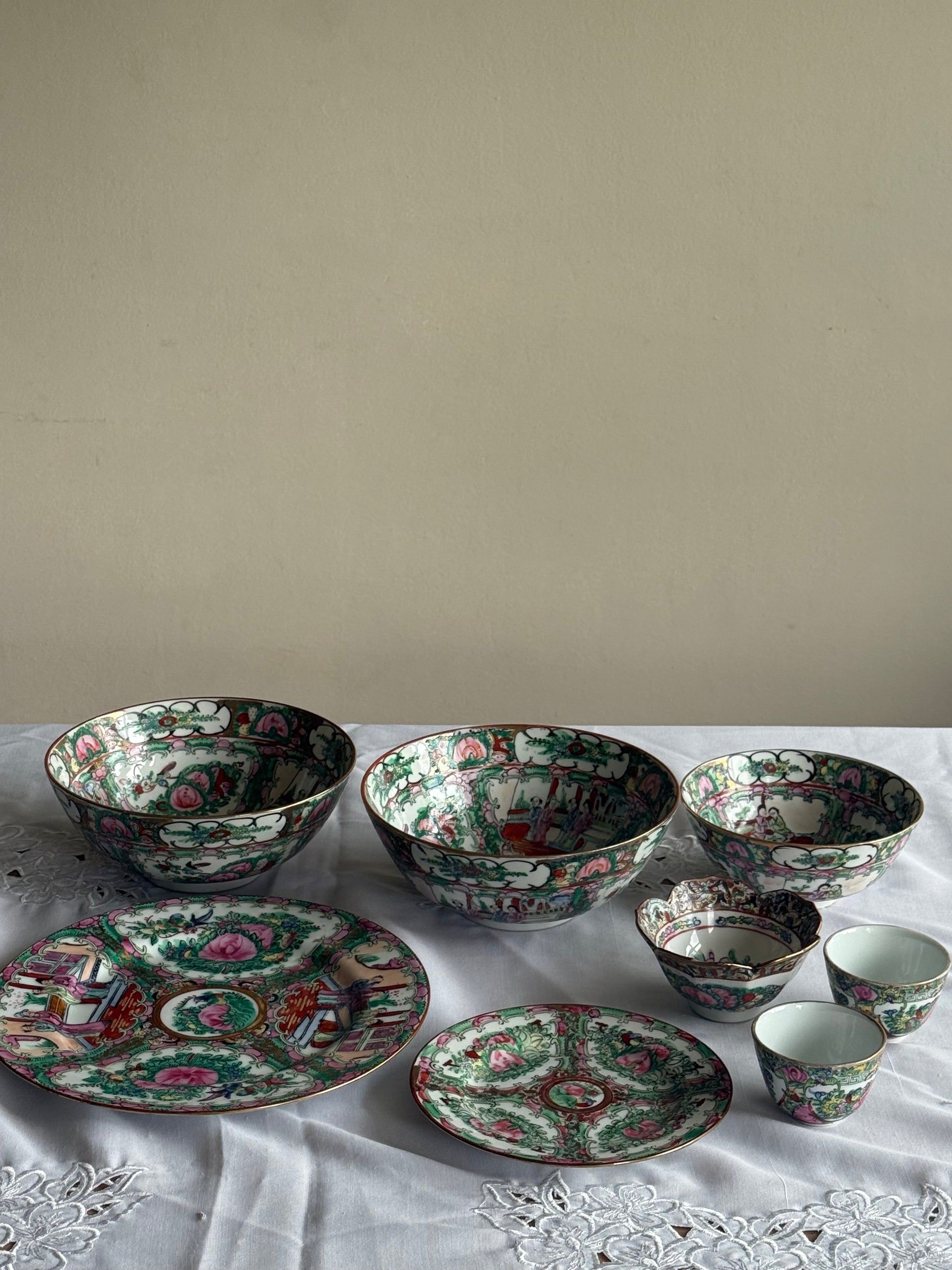 porselein en handgeschilderd 'family rose' kom - china