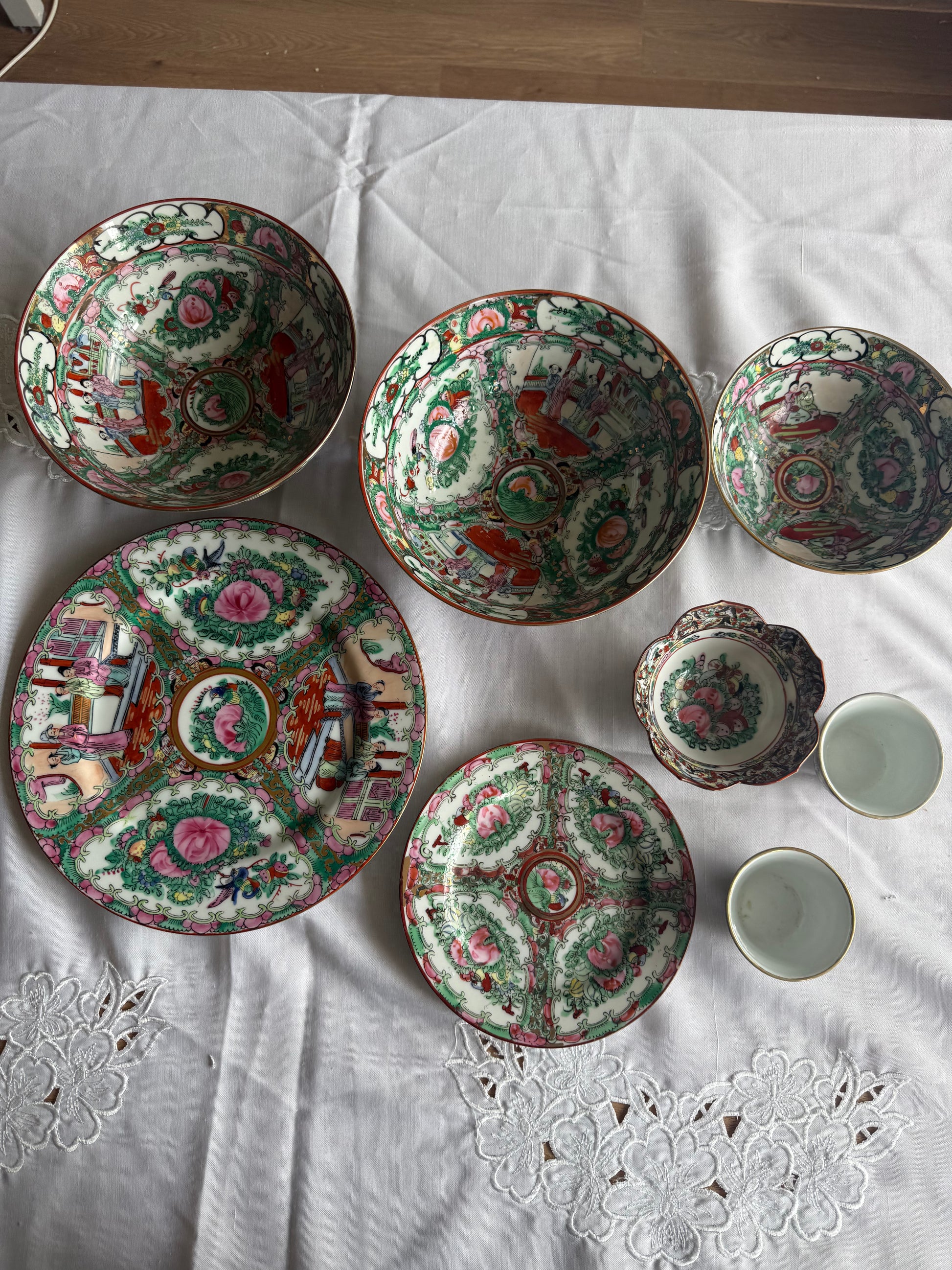 porselein en handgeschilderd 'family rose' kom - china