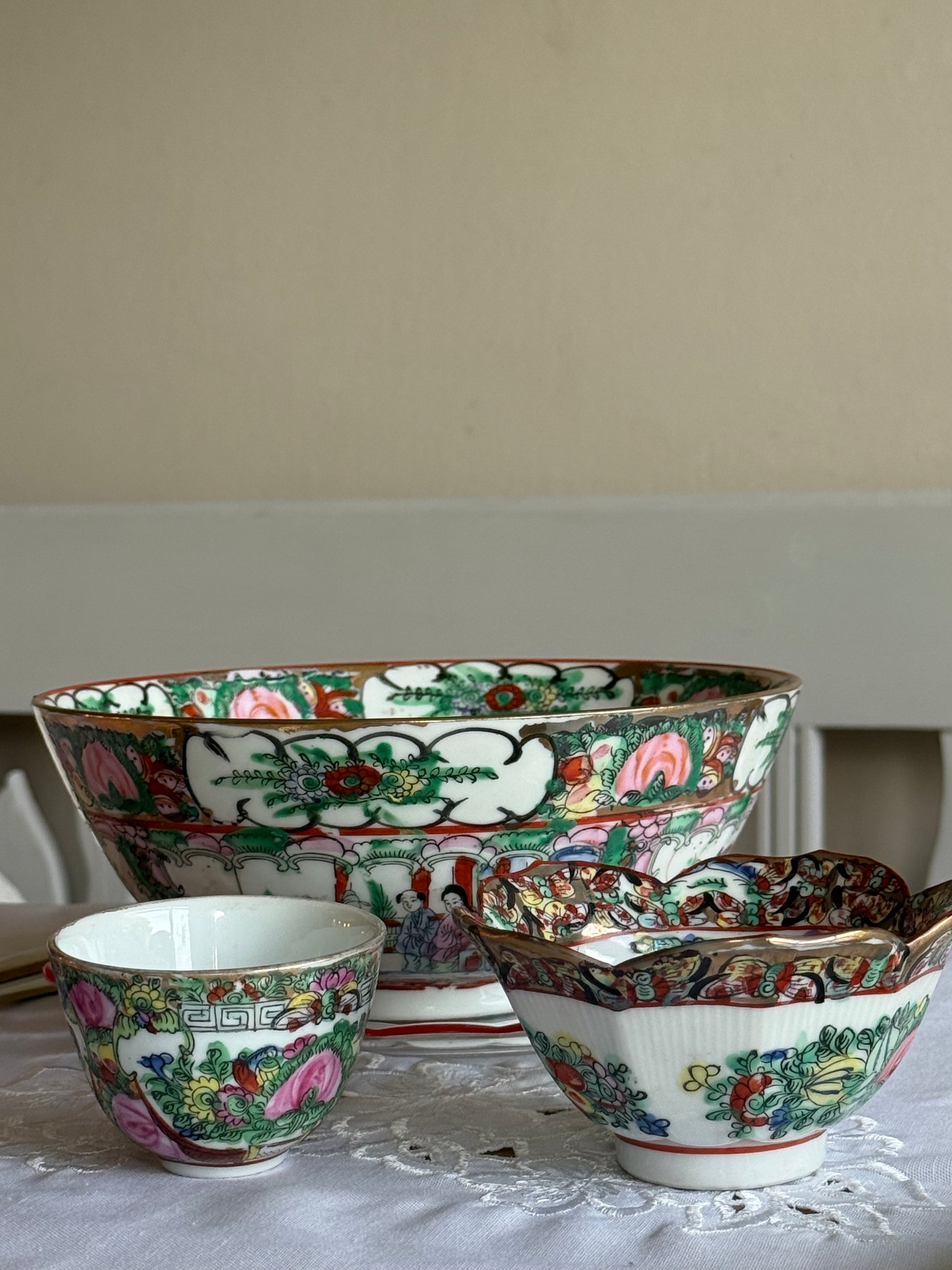 porselein en handgeschilderd 'family rose' kom - china