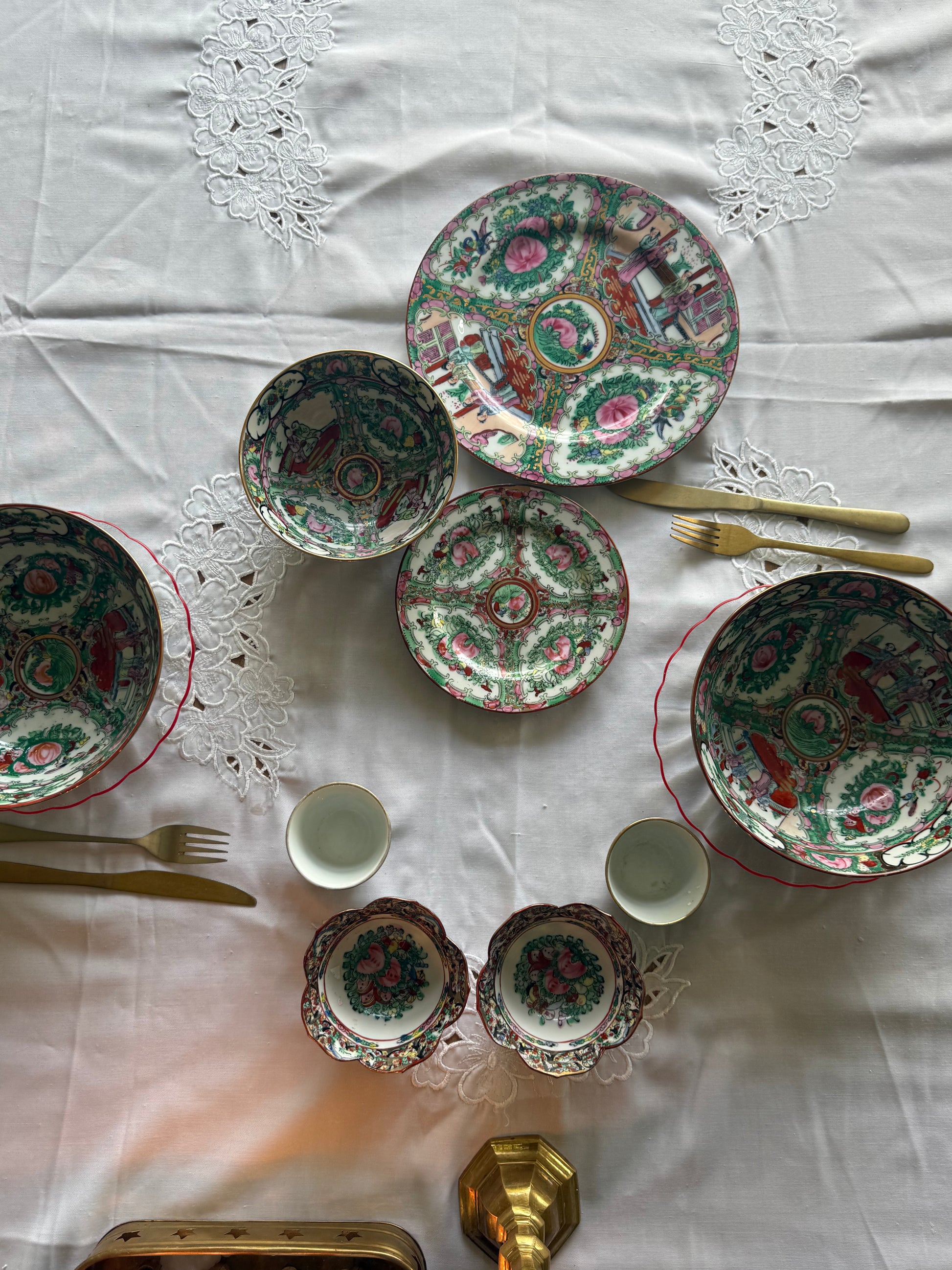 porselein en handgeschilderd 'family rose' kom - china