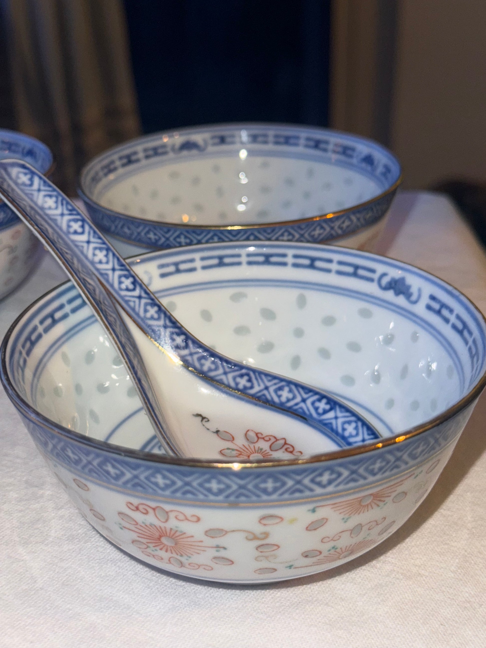 porseleinen soepkommen & lepels  gouden randje en draken (4st)