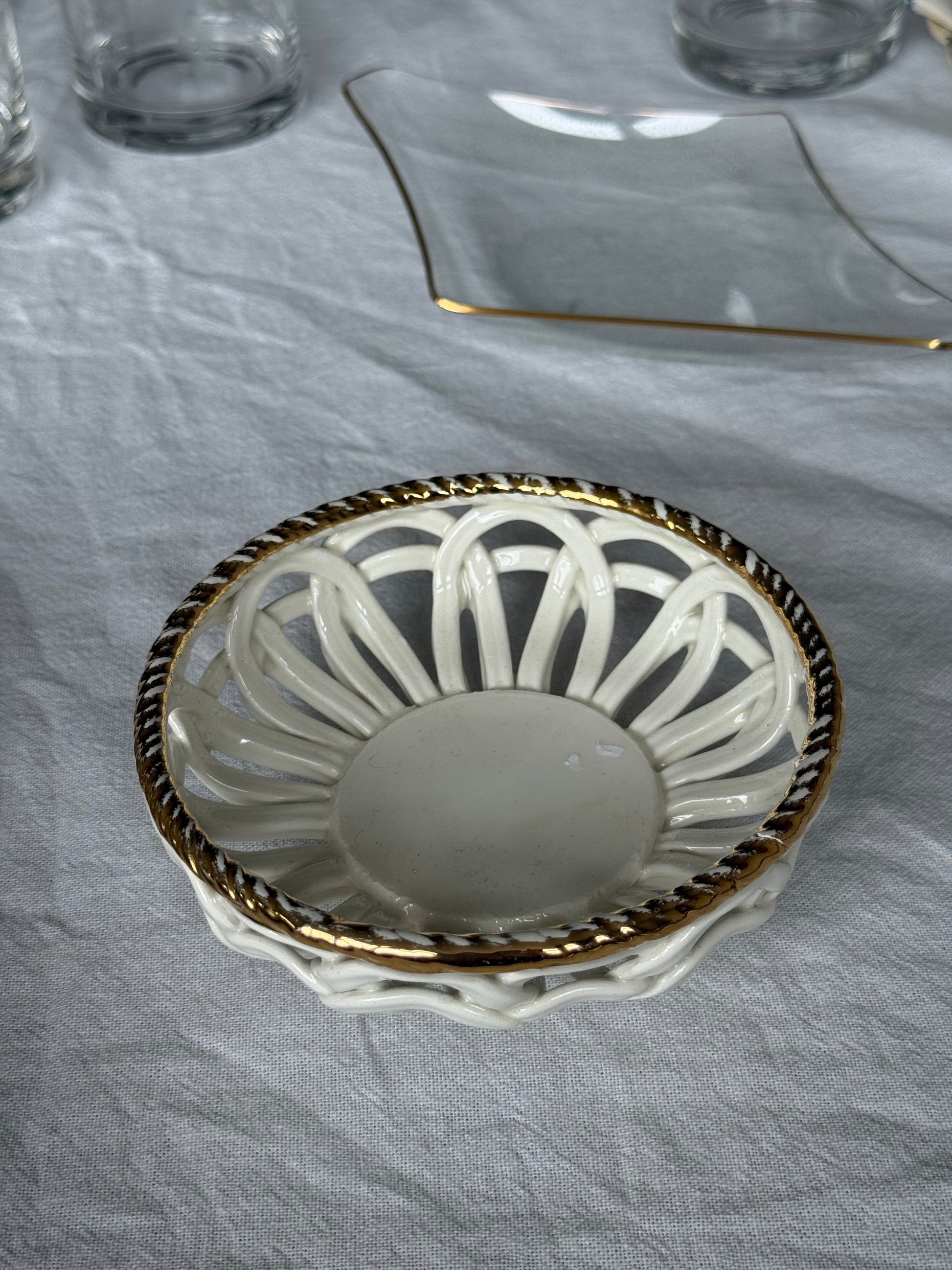 bakje met rozen en beige+goud aardewerk