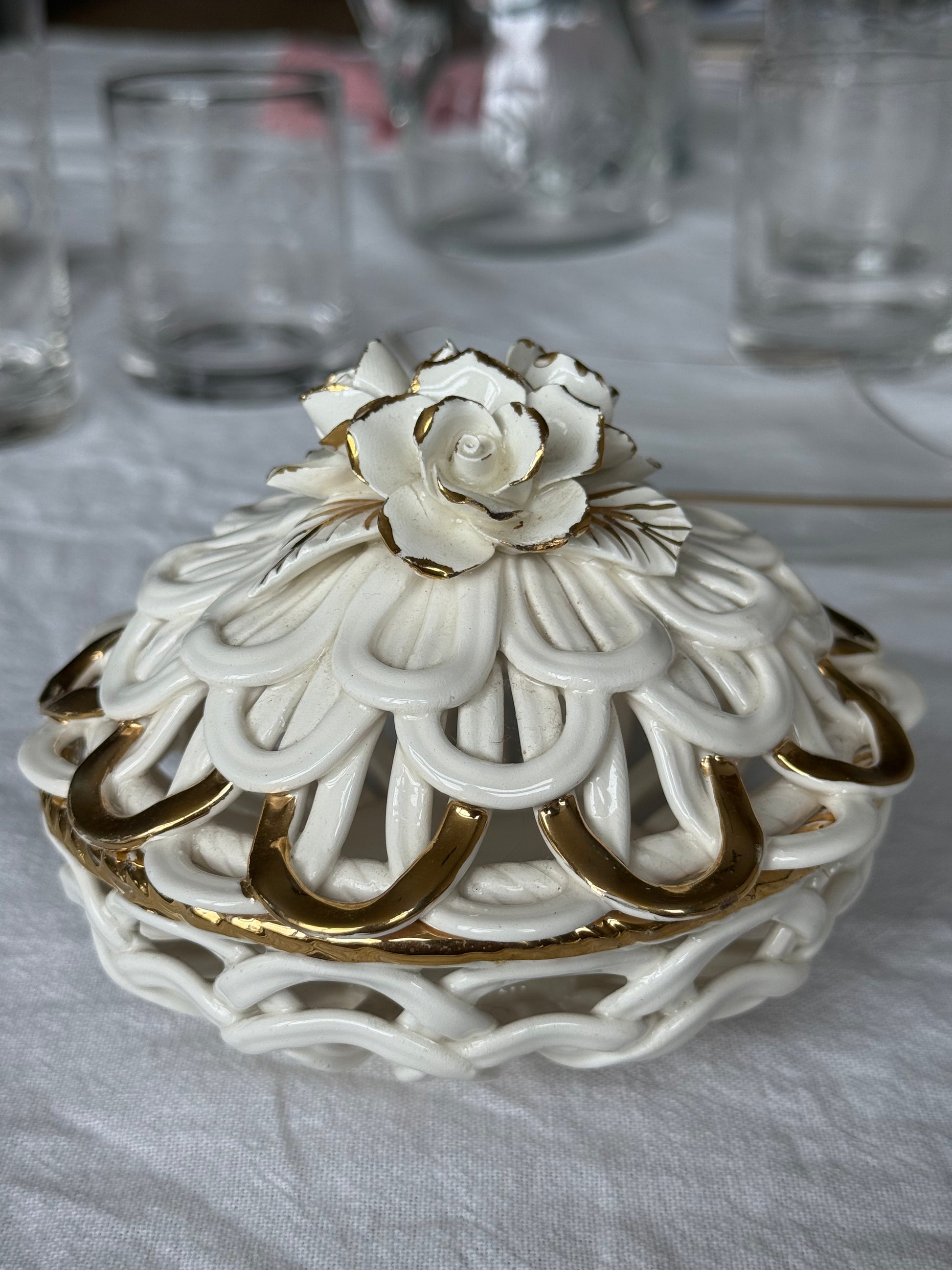 bakje met rozen en beige+goud aardewerk