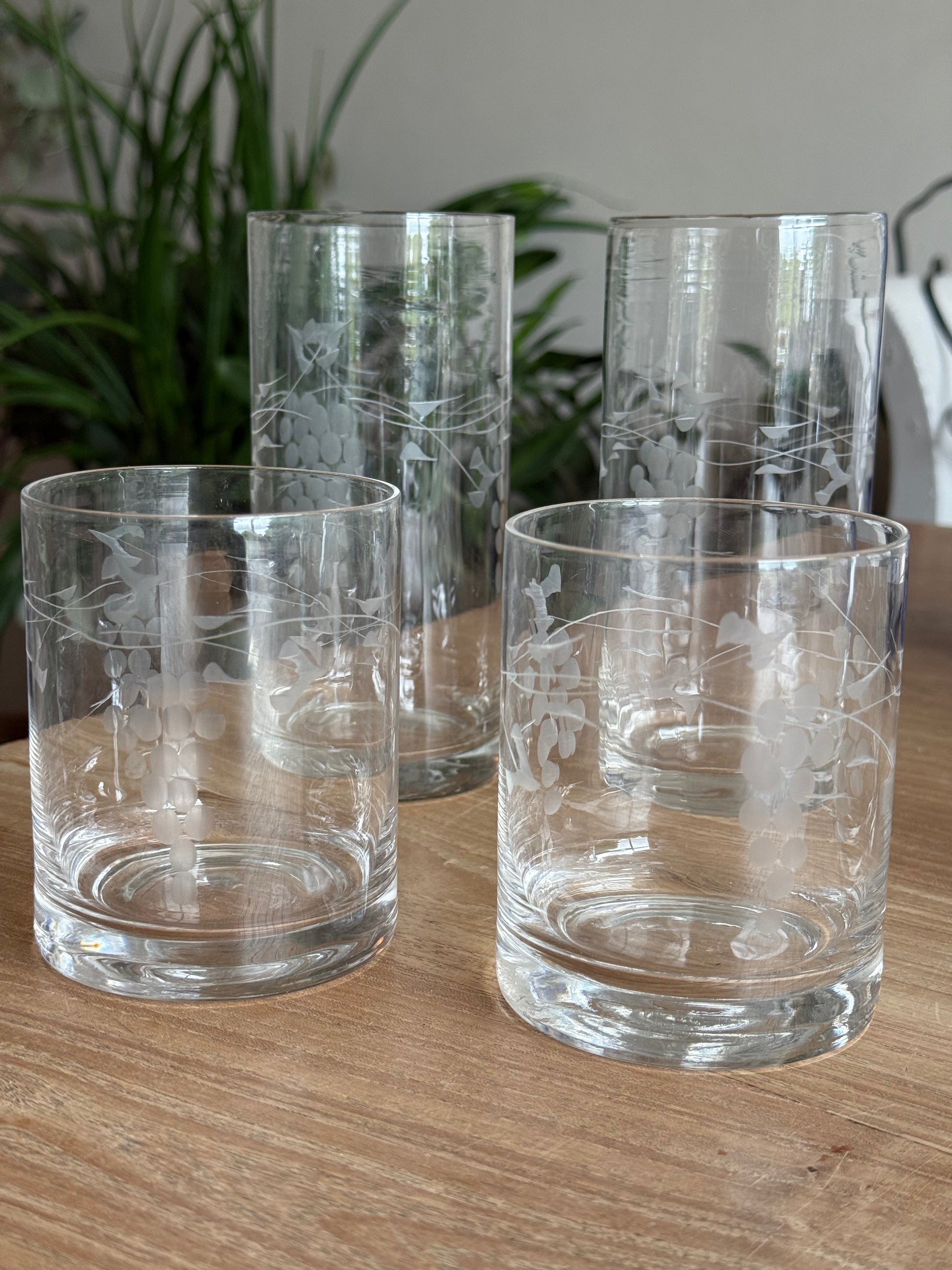 2st. grote  vintage waterglazen gegraveerde druiven werkje