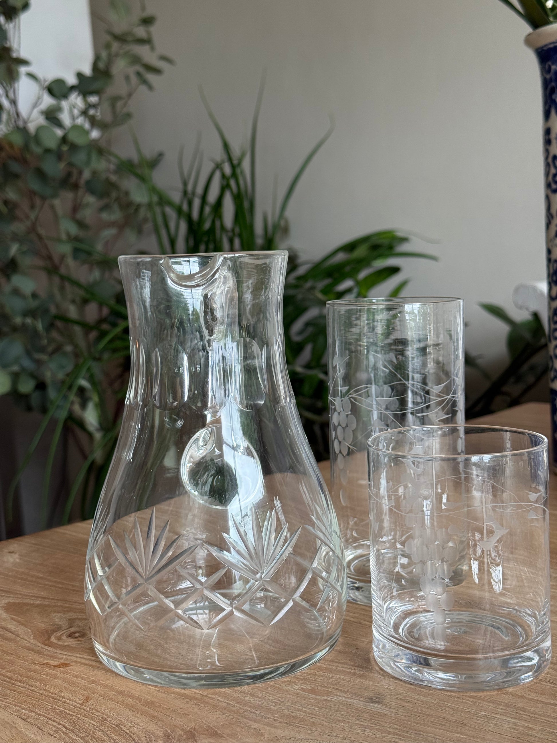 2st. grote  vintage waterglazen gegraveerde druiven werkje