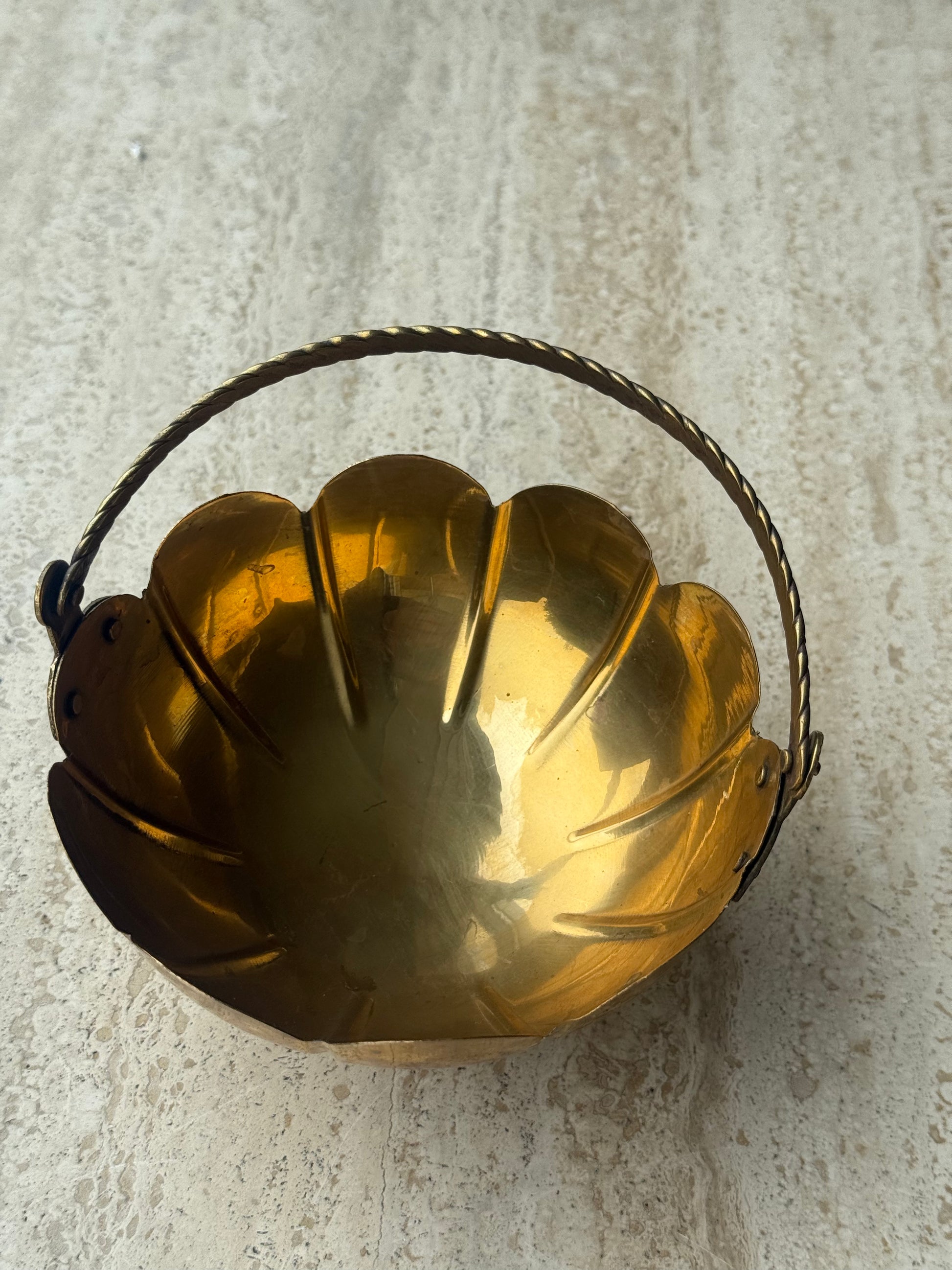 gouden schaaltje met hengsel