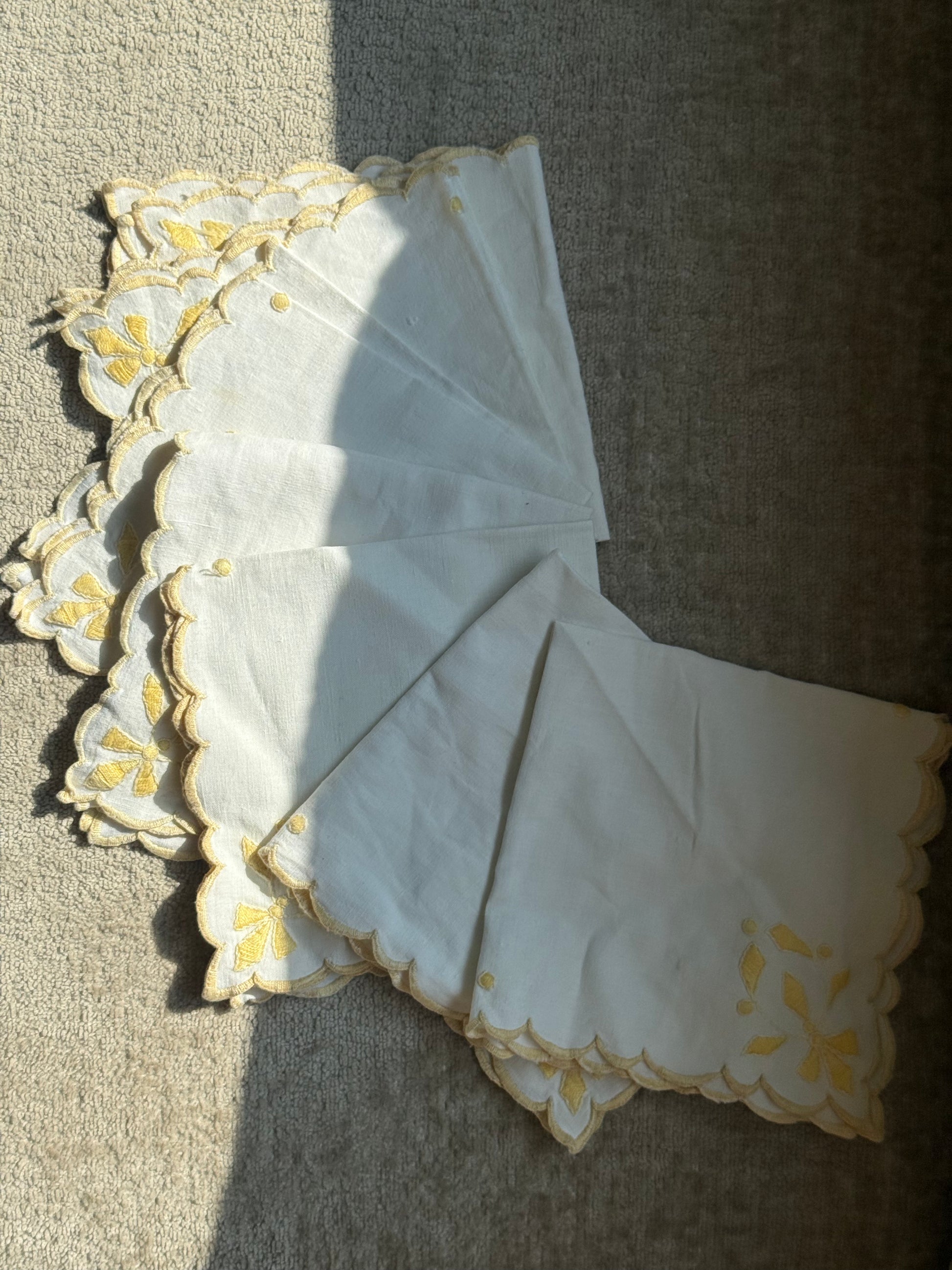 12 servetten geborduurd geel