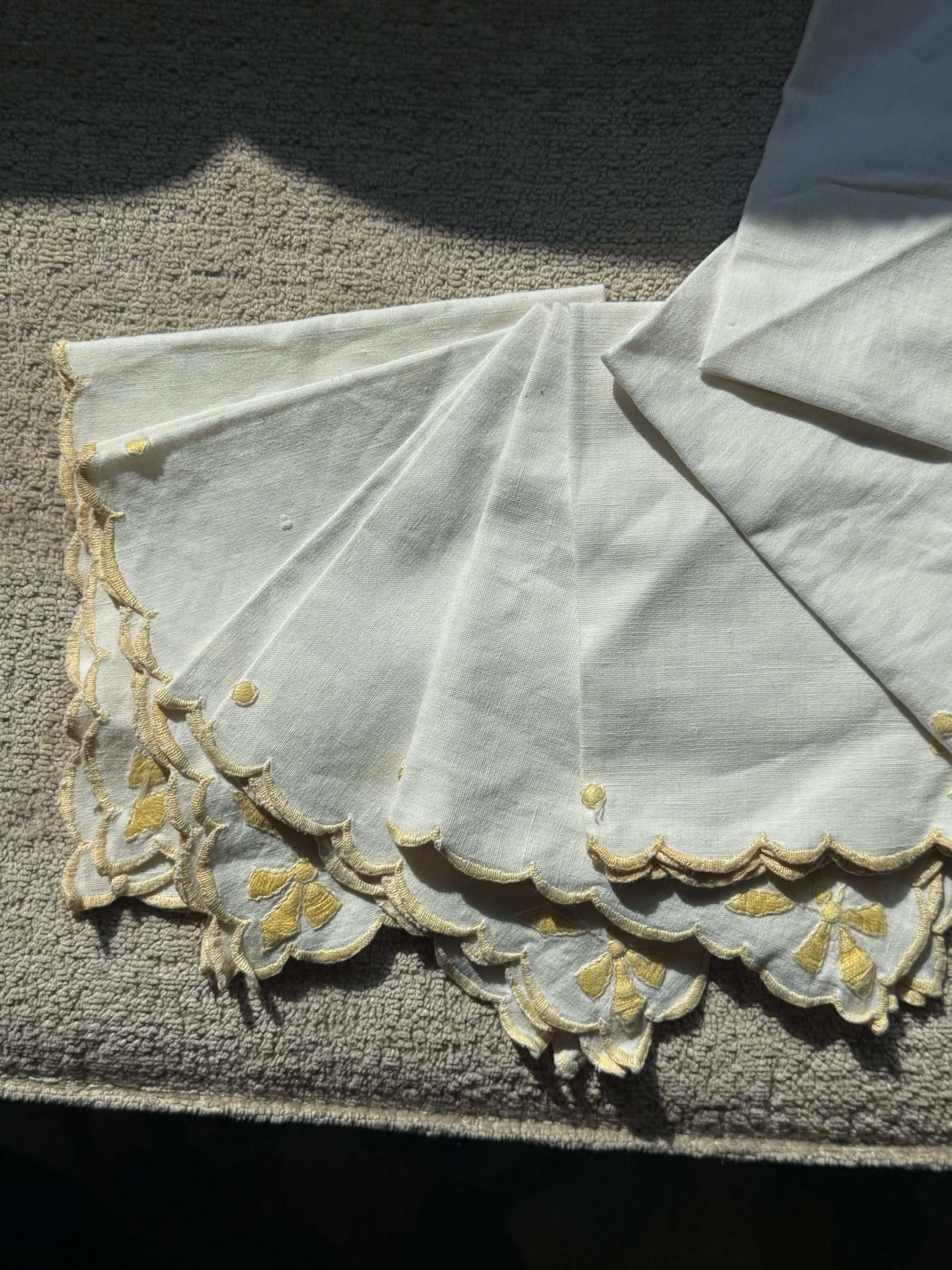 12 servetten geborduurd geel