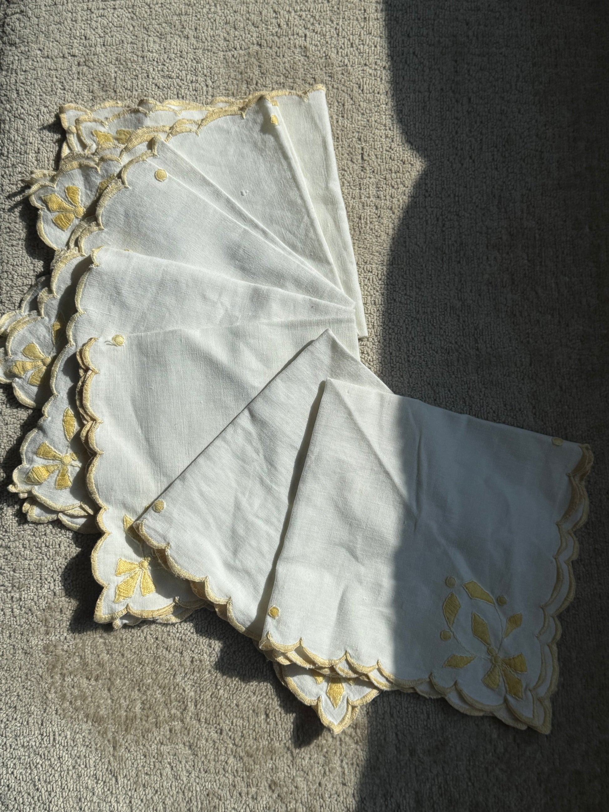 12 servetten geborduurd geel