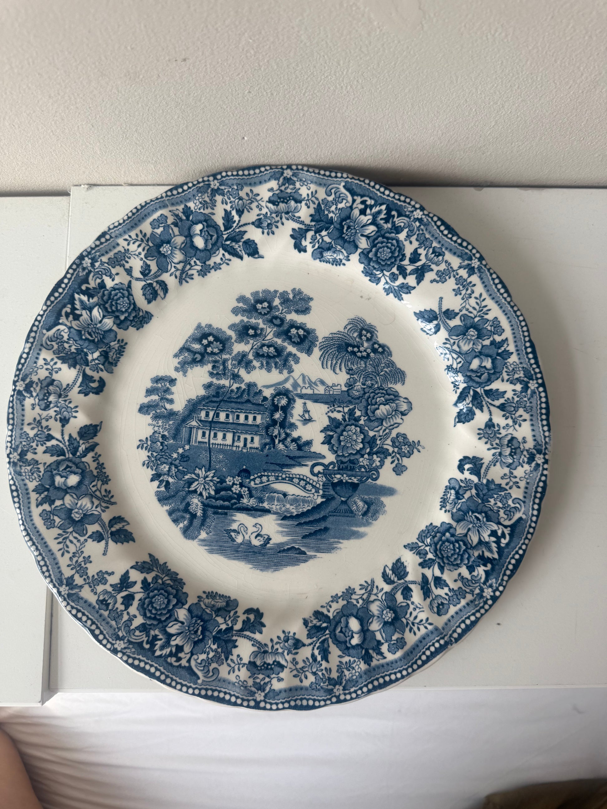 Groot bord Tonquin by Myott. blauw