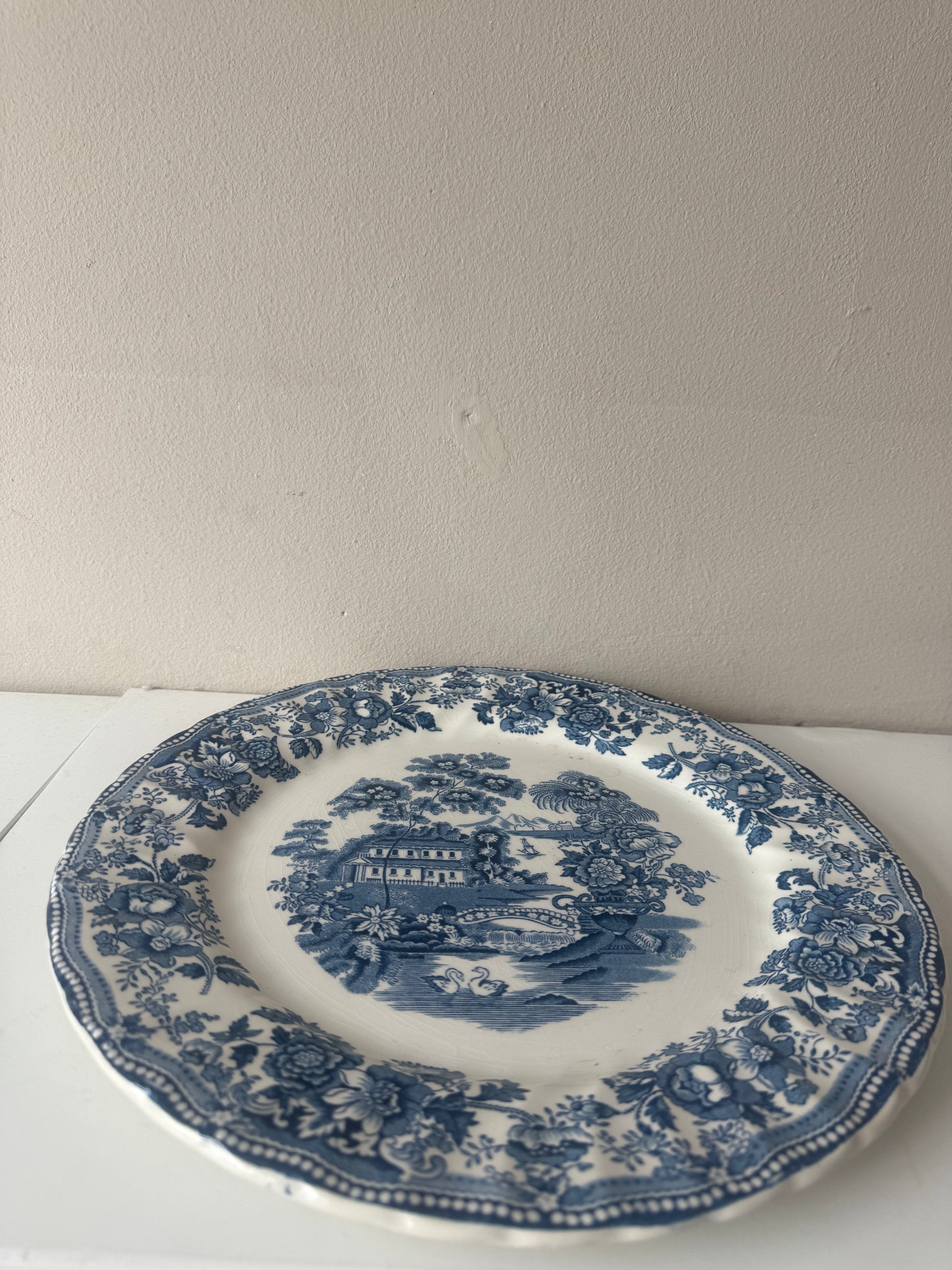 Groot bord Tonquin by Myott. blauw