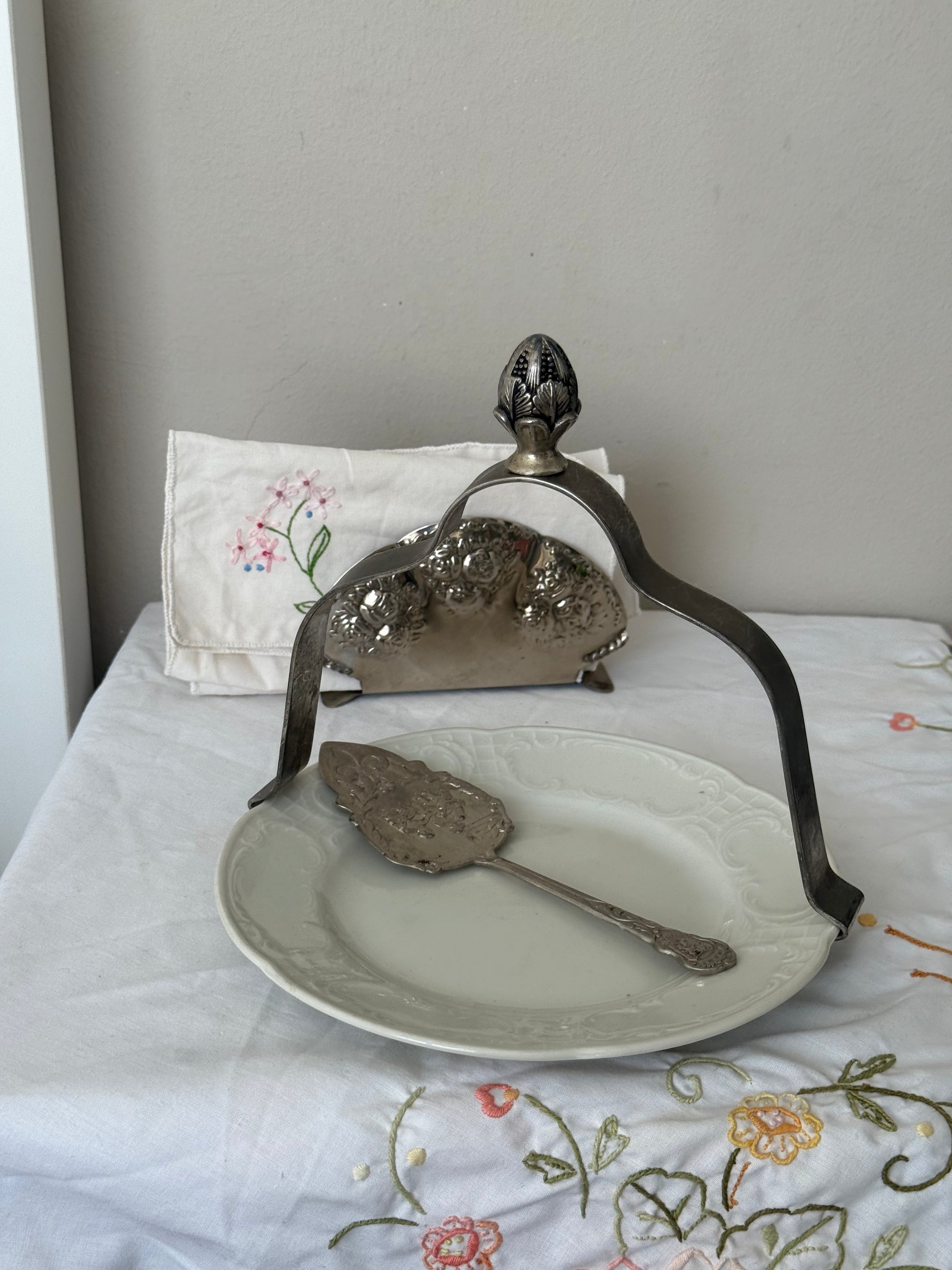 bord met decoratief handvat