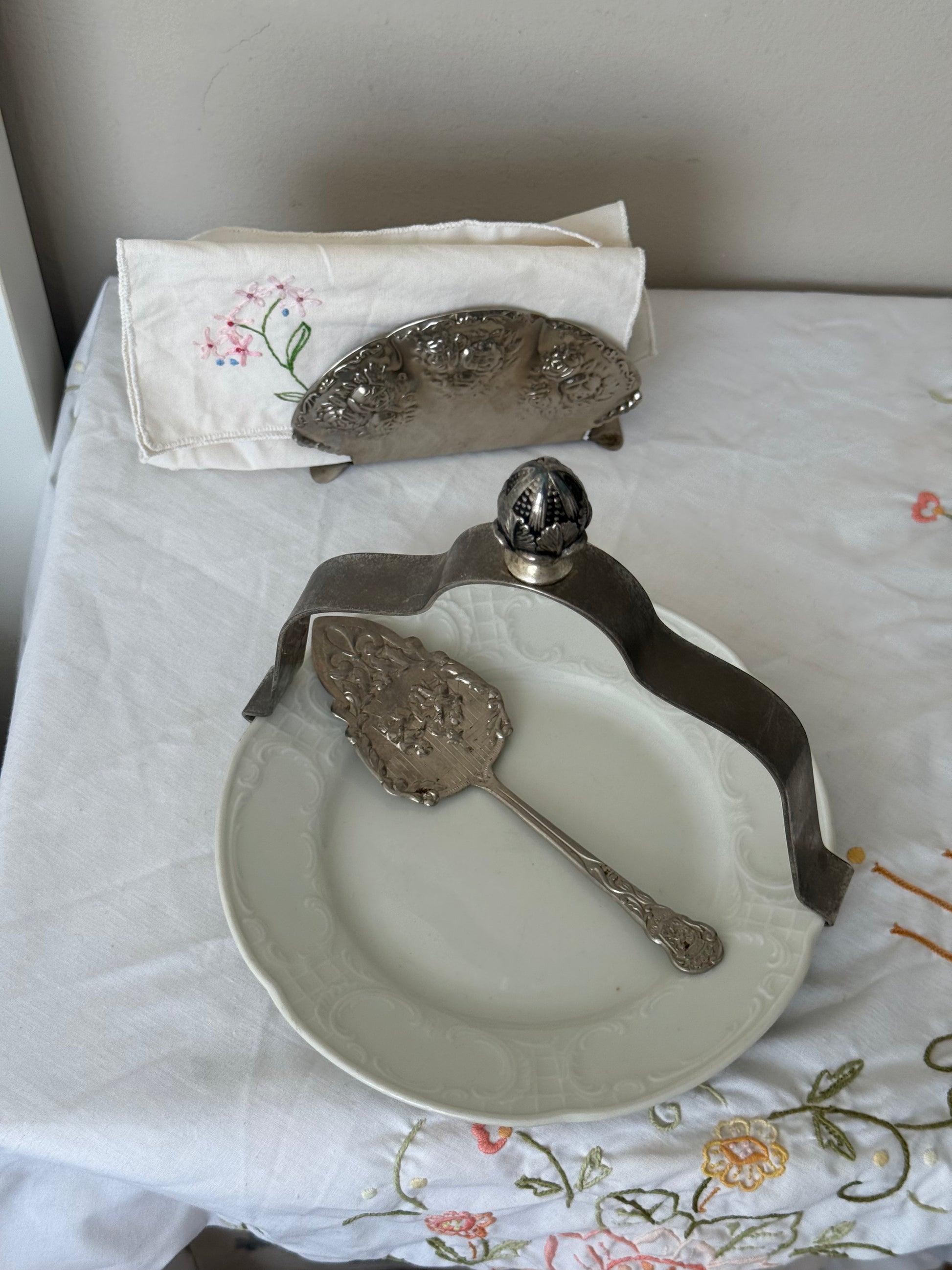 bord met decoratief handvat