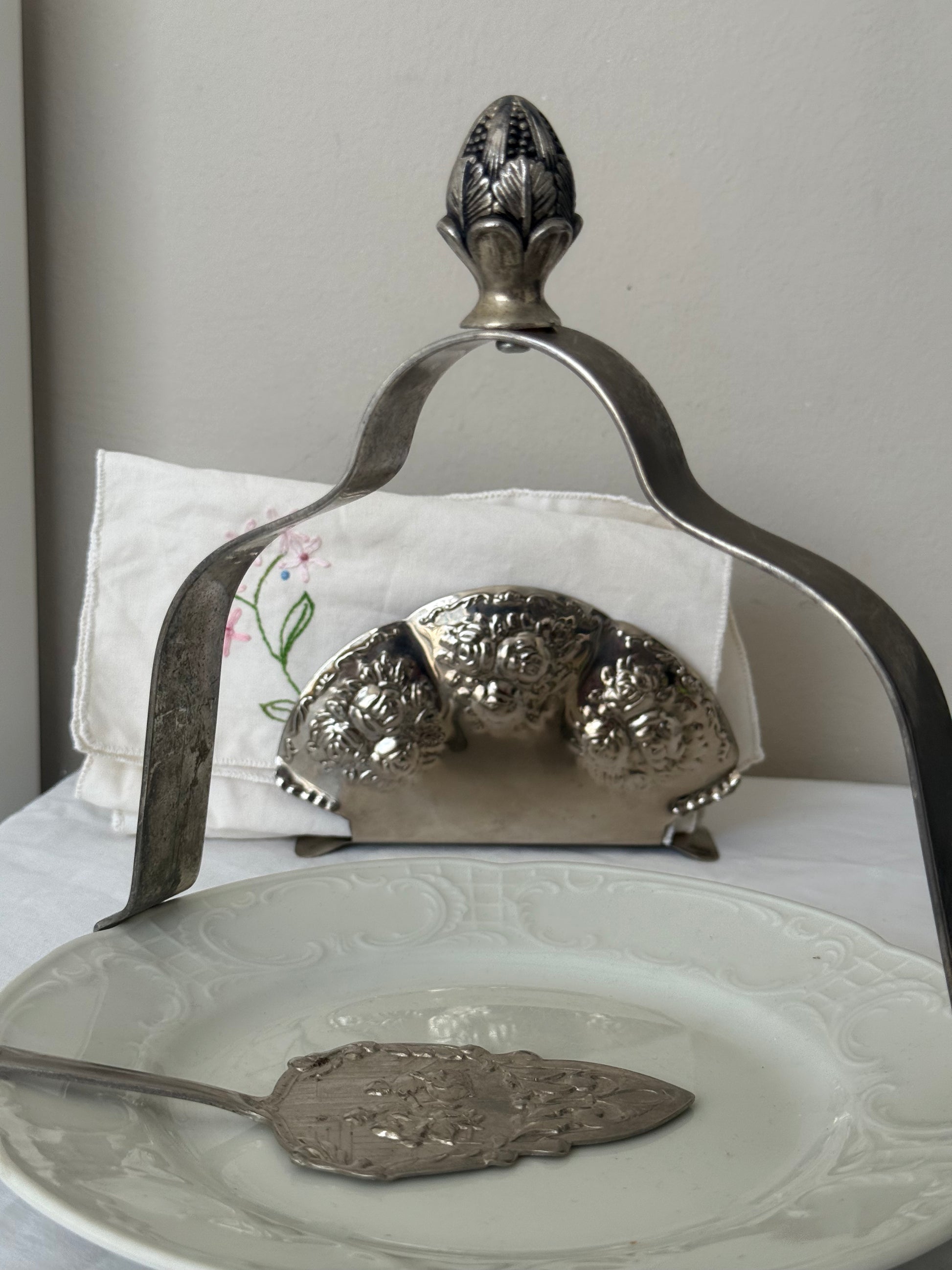 bord met decoratief handvat