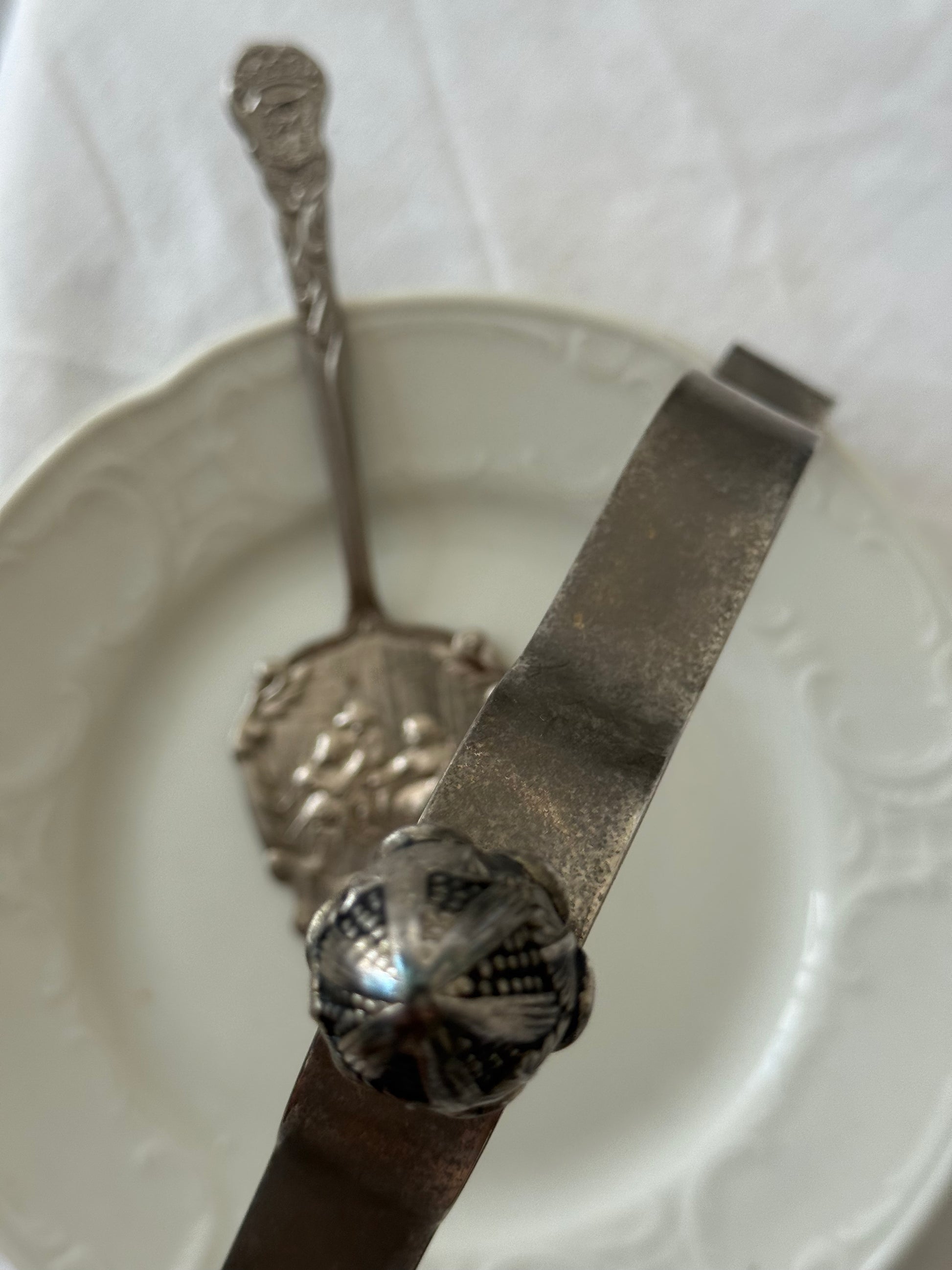 bord met decoratief handvat