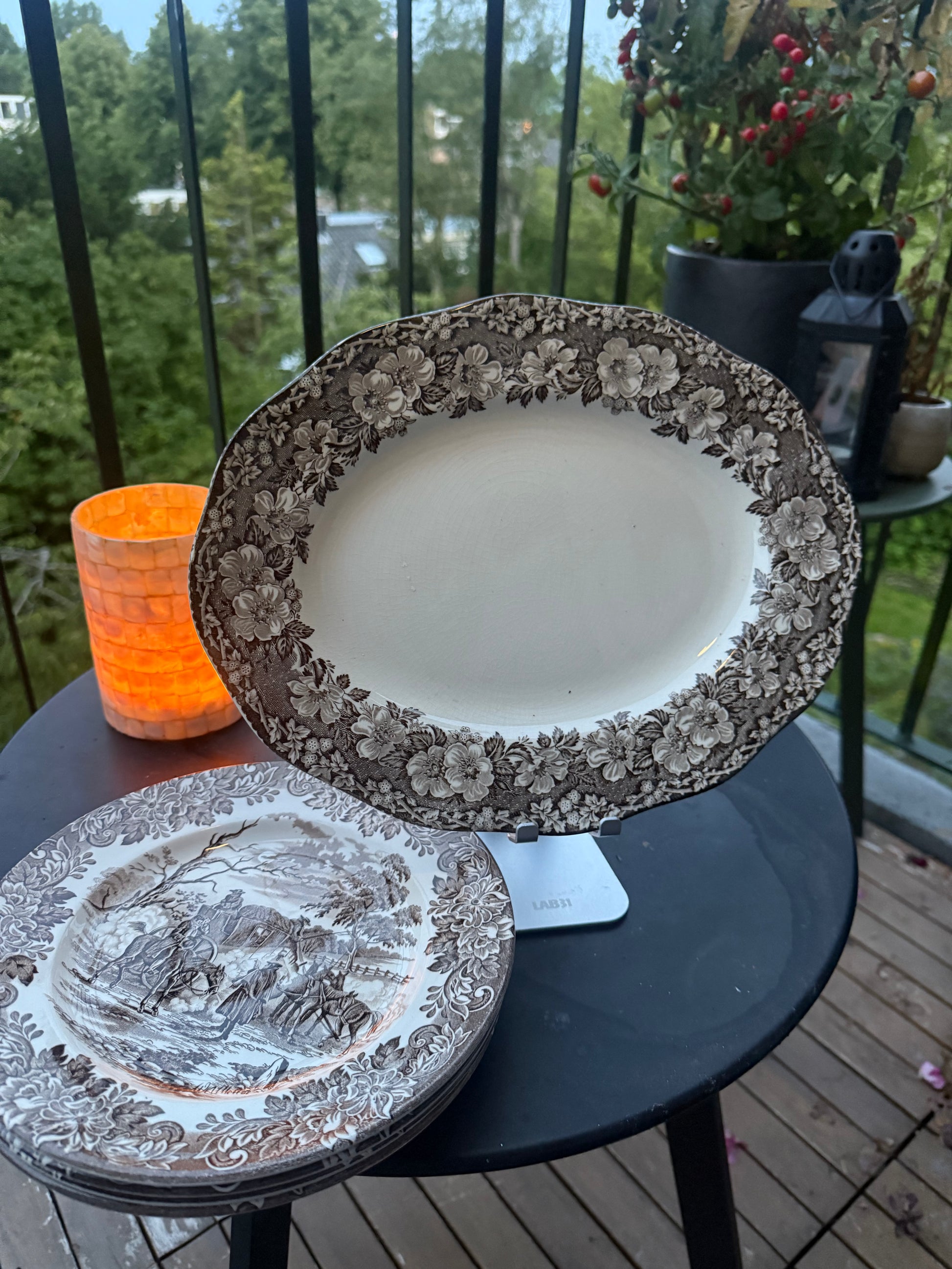 bruine serveerschaal Wedgewood.