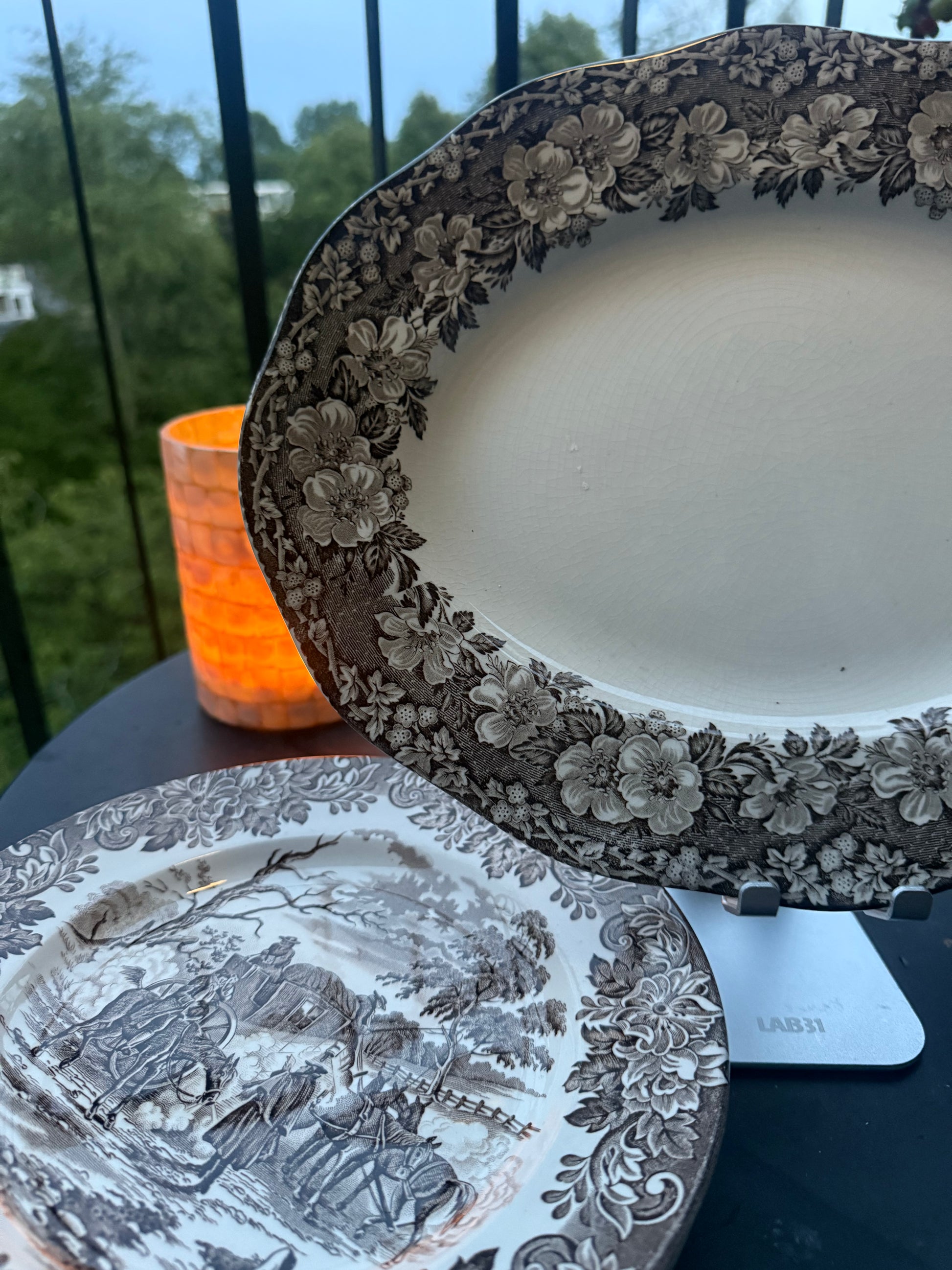 bruine serveerschaal Wedgewood.