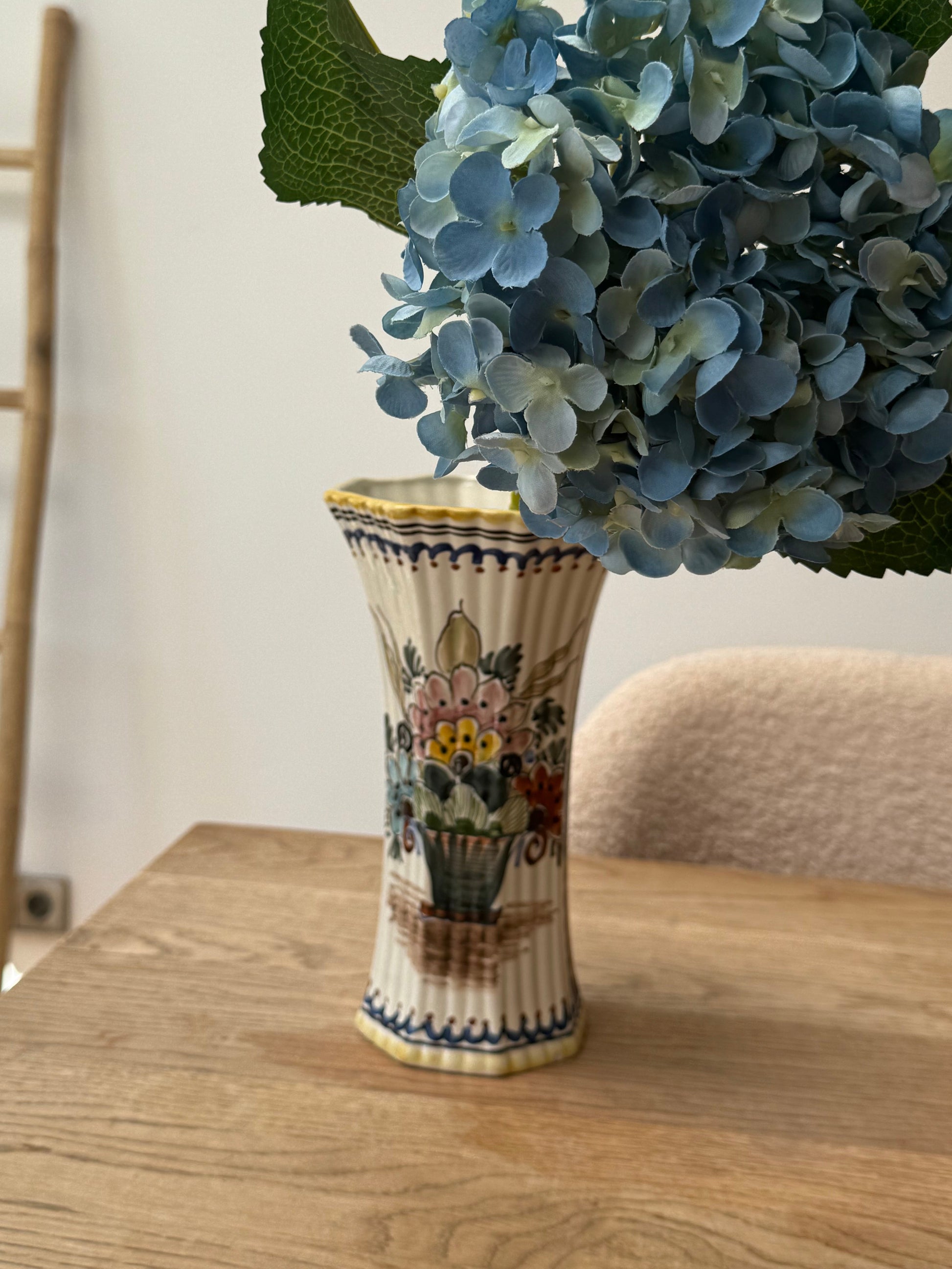 Delfstblauw handgeschilderde vaas