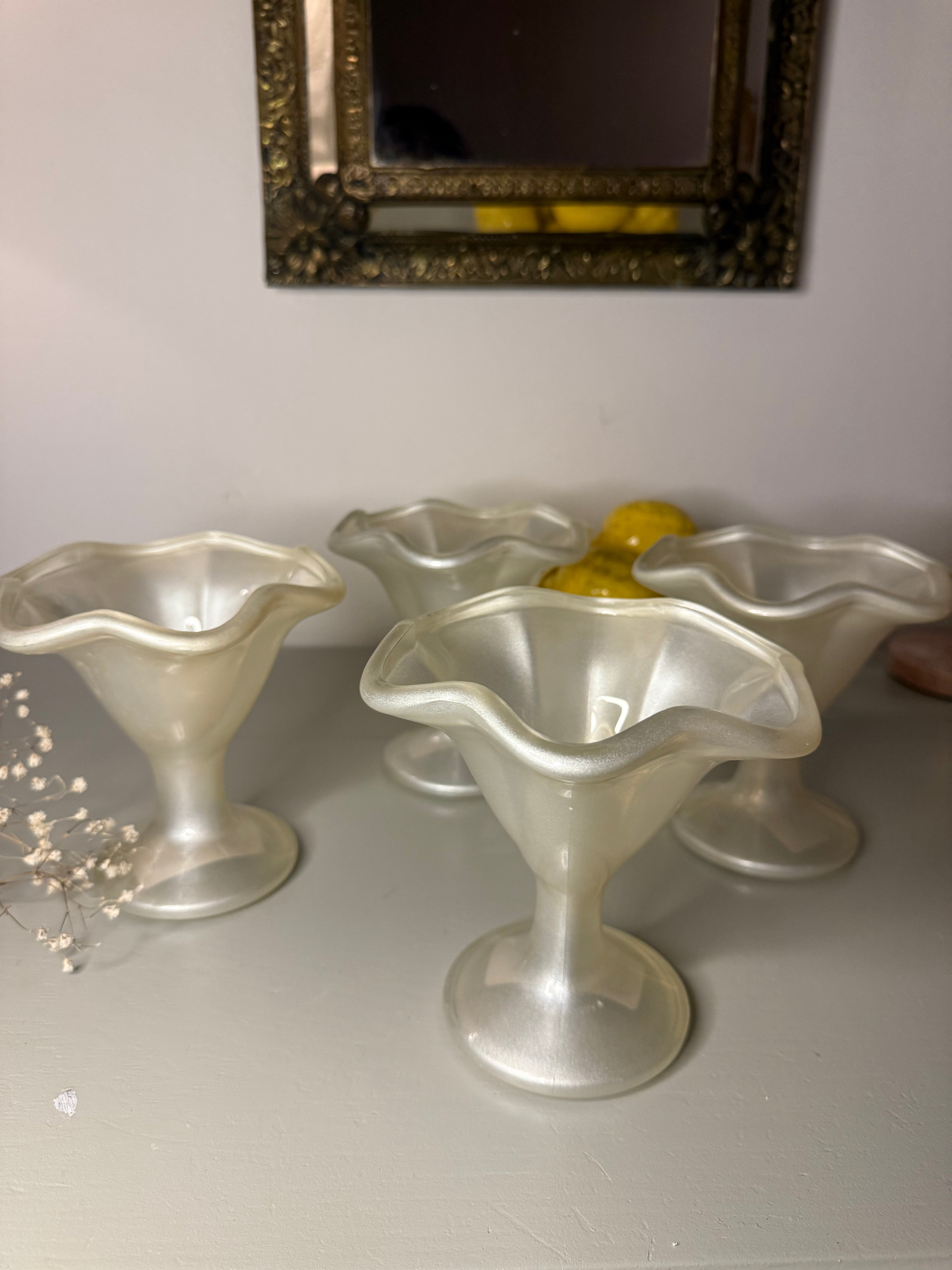 Parelmoer kleurige ijscoupes