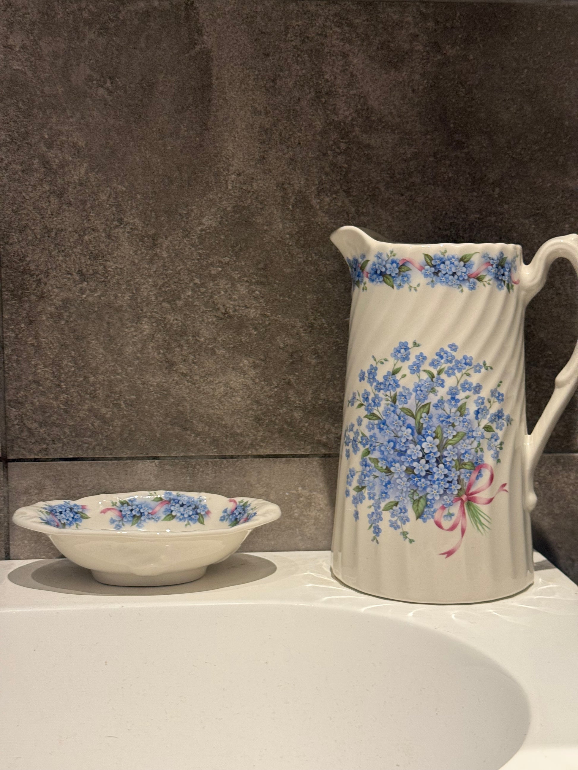 Kan & zeepbakje “meander” made in England.