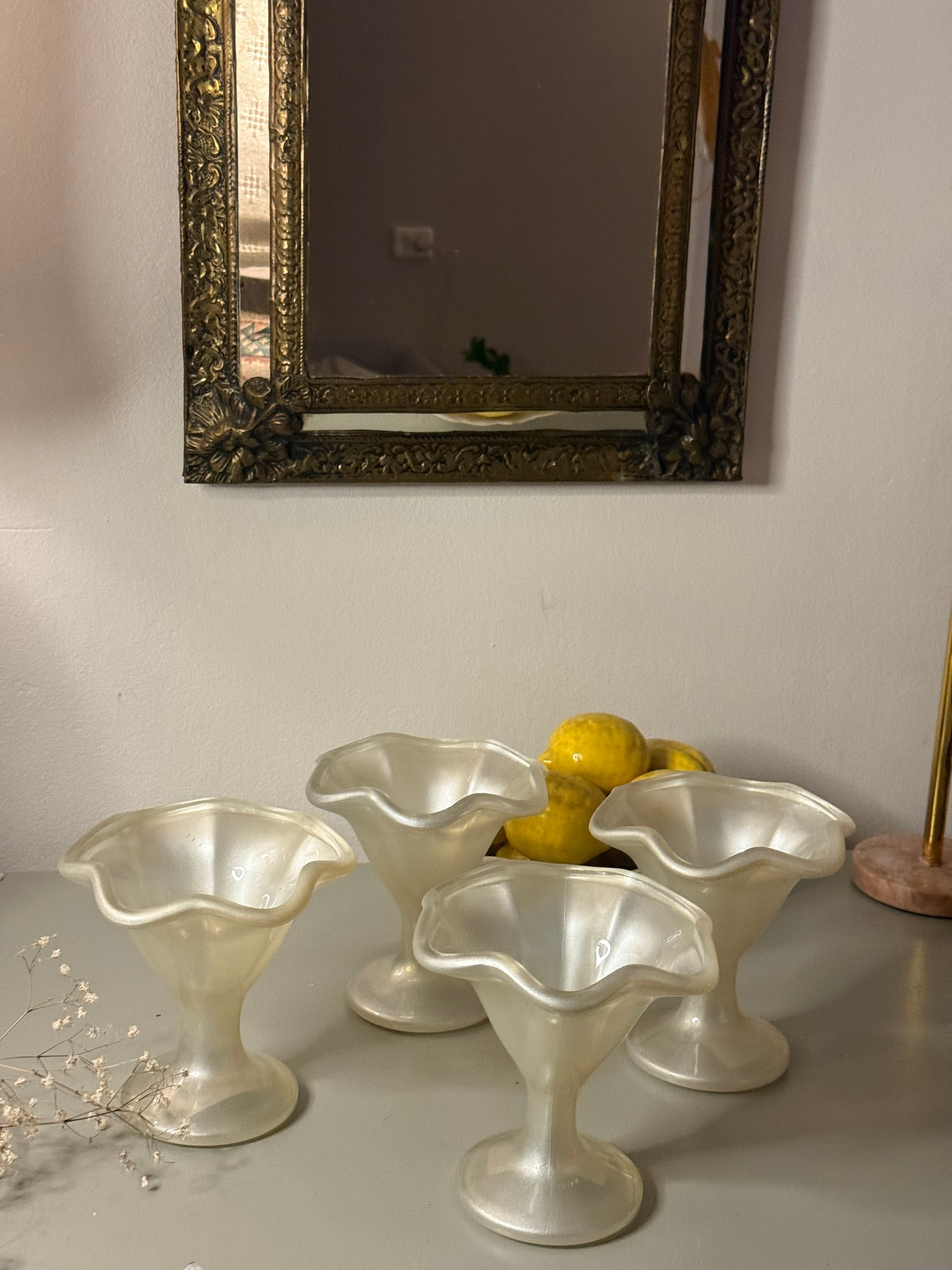 Parelmoer kleurige ijscoupes