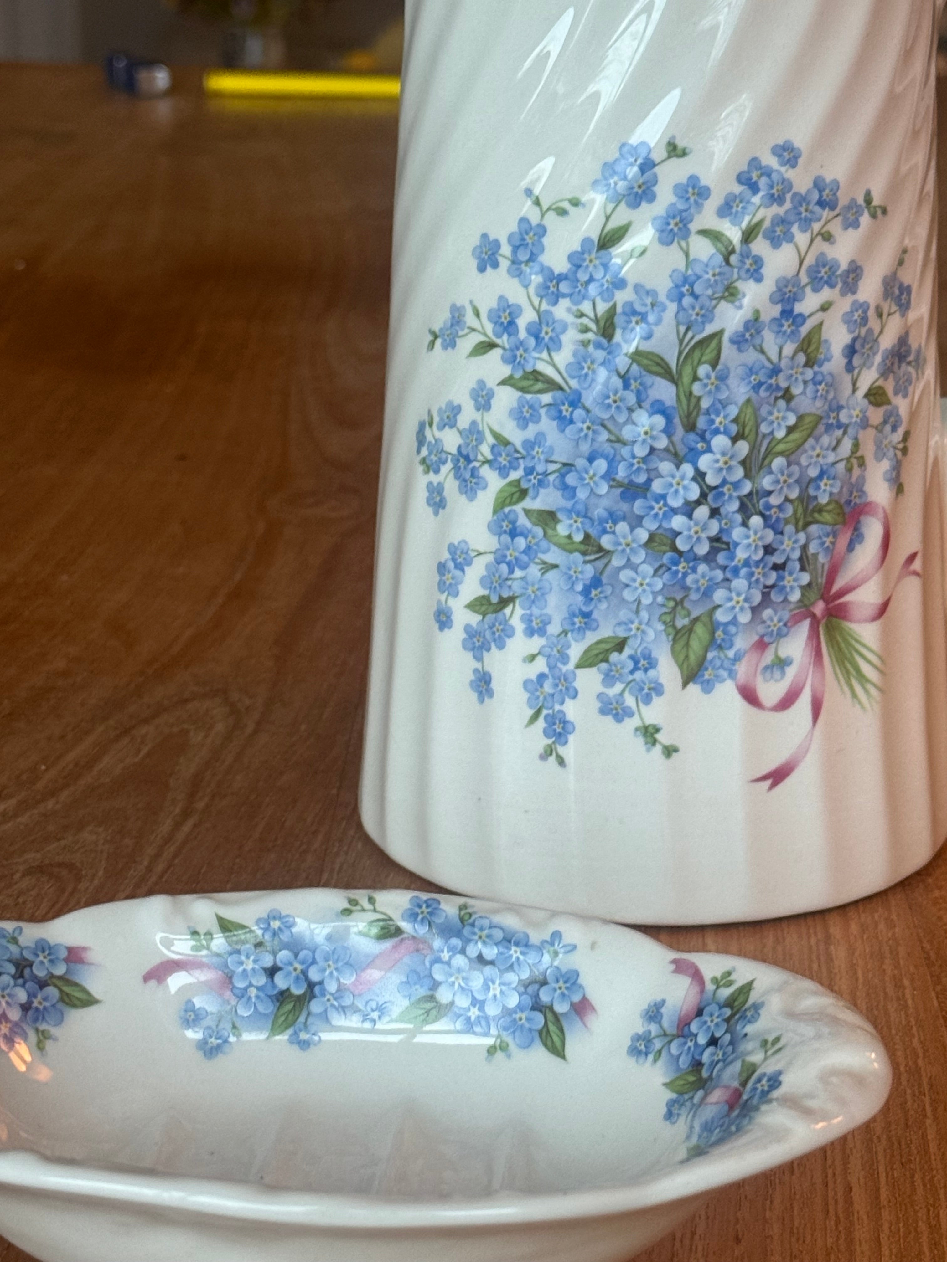 Kan & zeepbakje “meander” made in England.