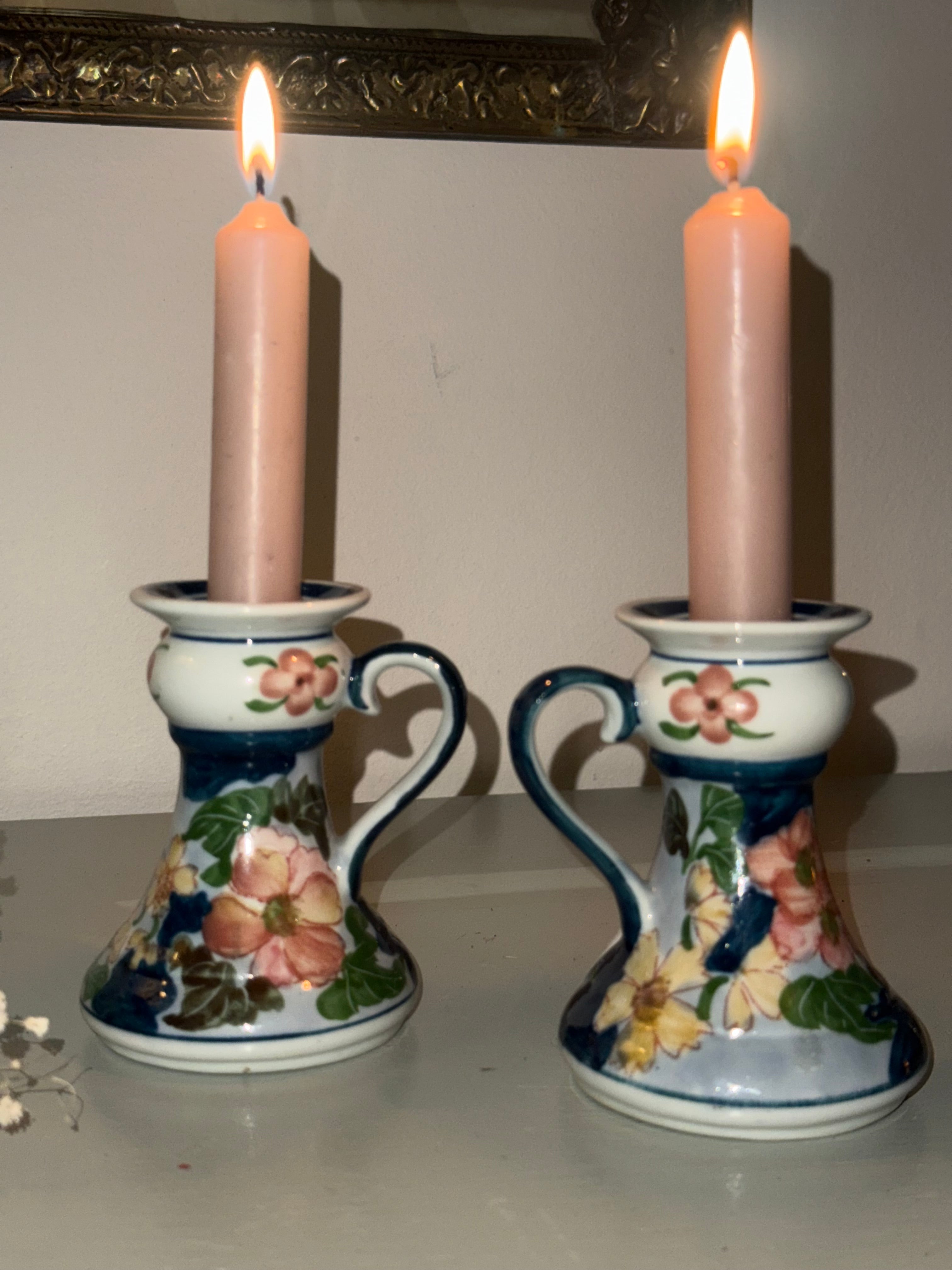 Vintage kandelaren met bijpassend mandje van aardewerk