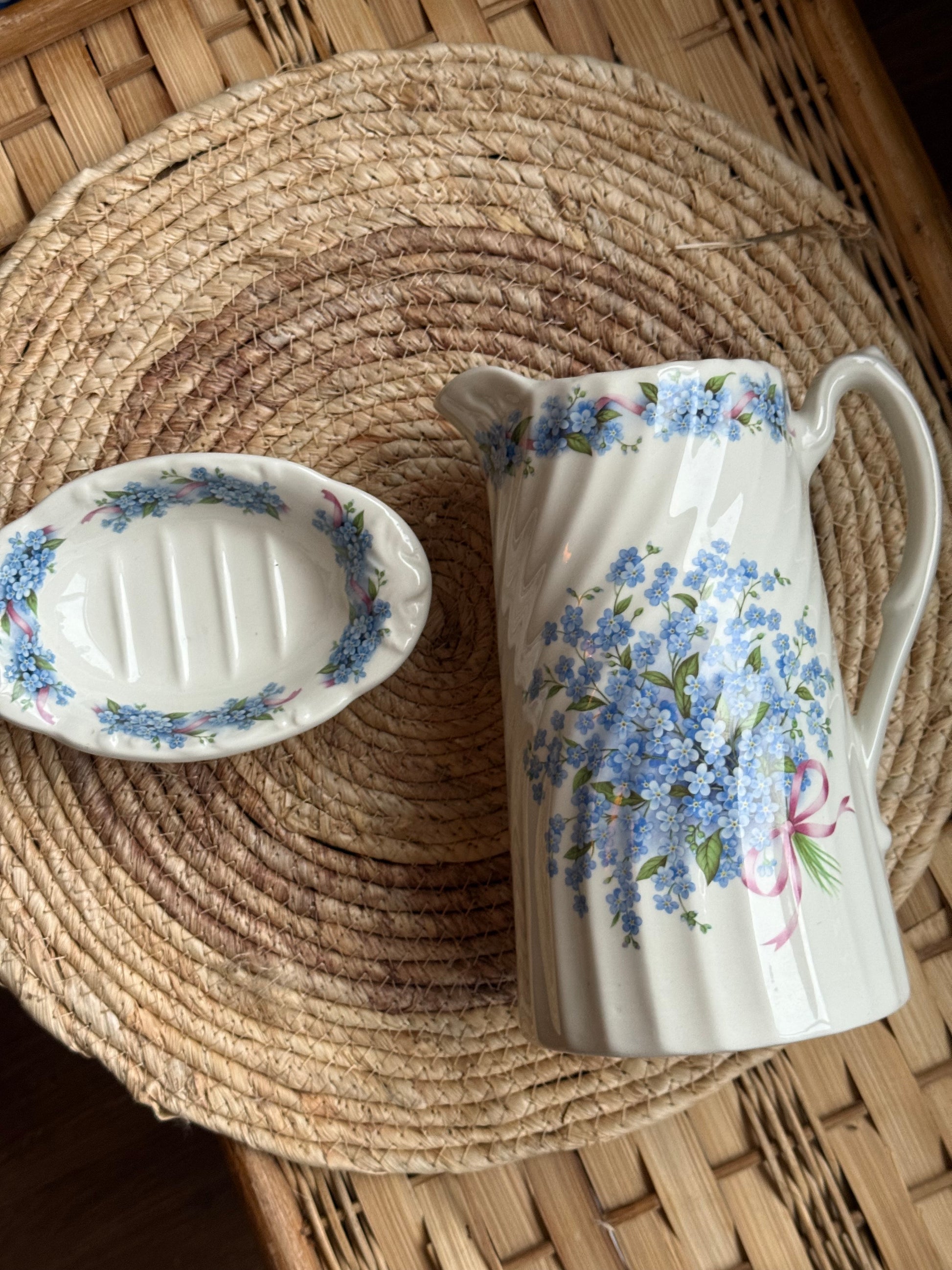 Kan & zeepbakje “meander” made in England.