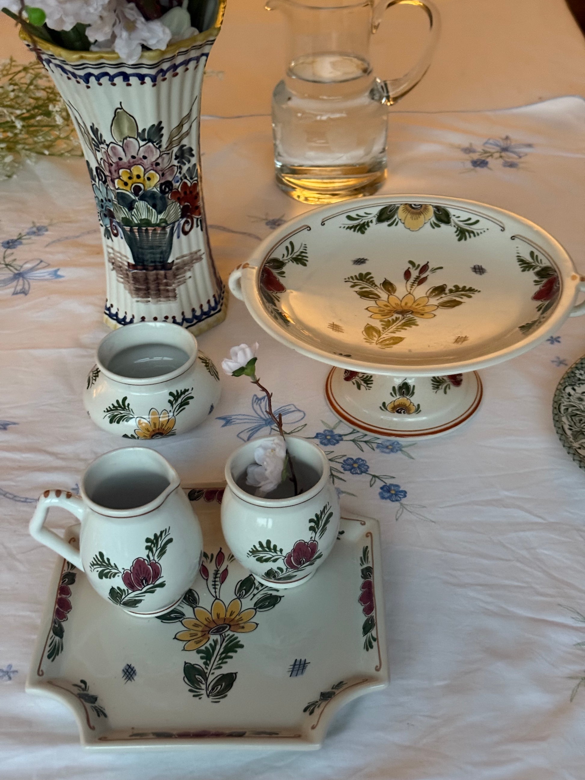 Bord met kannetjes delft blauw