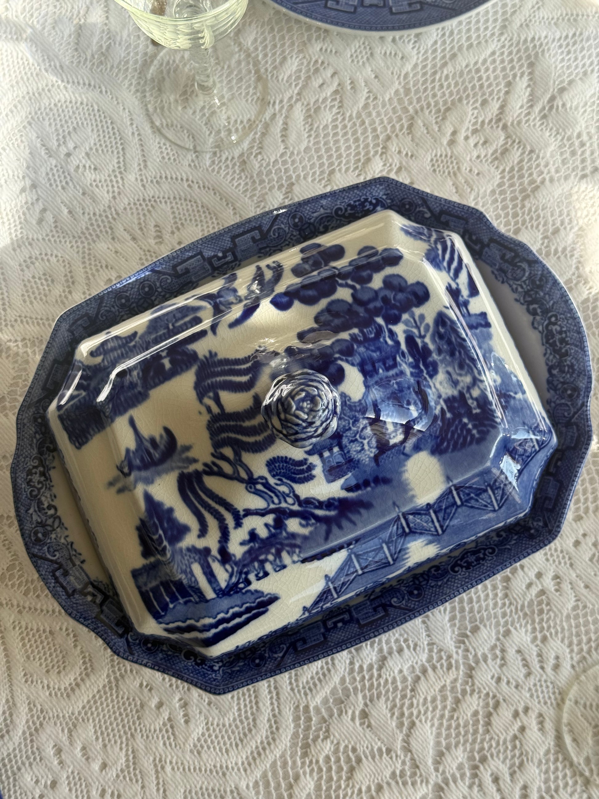Opdek schalen met deksel. Blue Willow china” merk Baker&Co England.