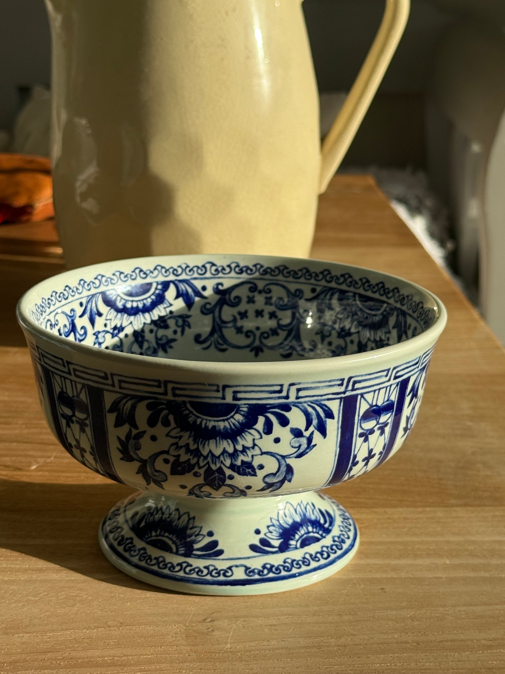 Antieke Boch kom op voet “Amsterdam” decor.