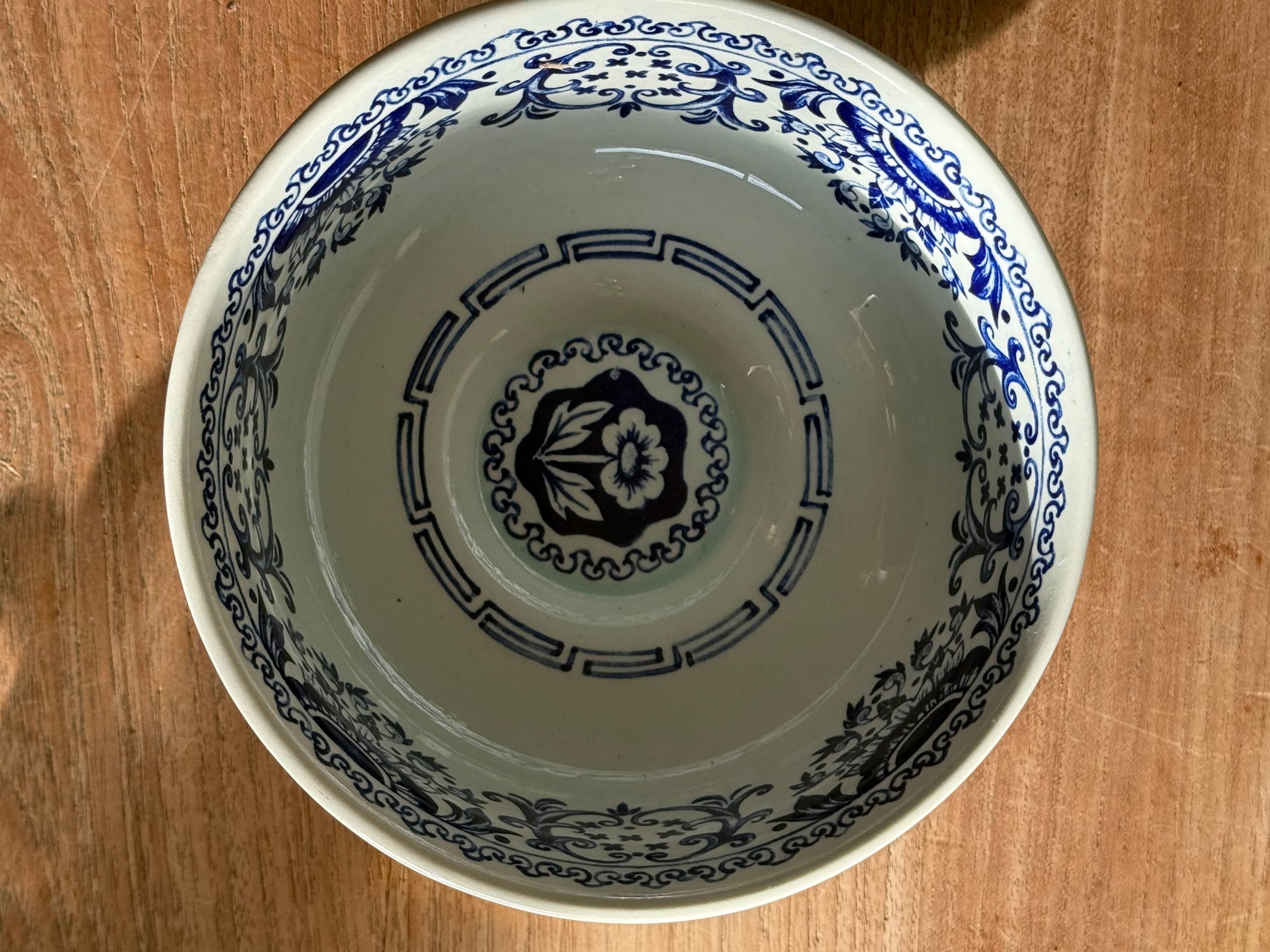 Antieke Boch kom op voet “Amsterdam” decor.