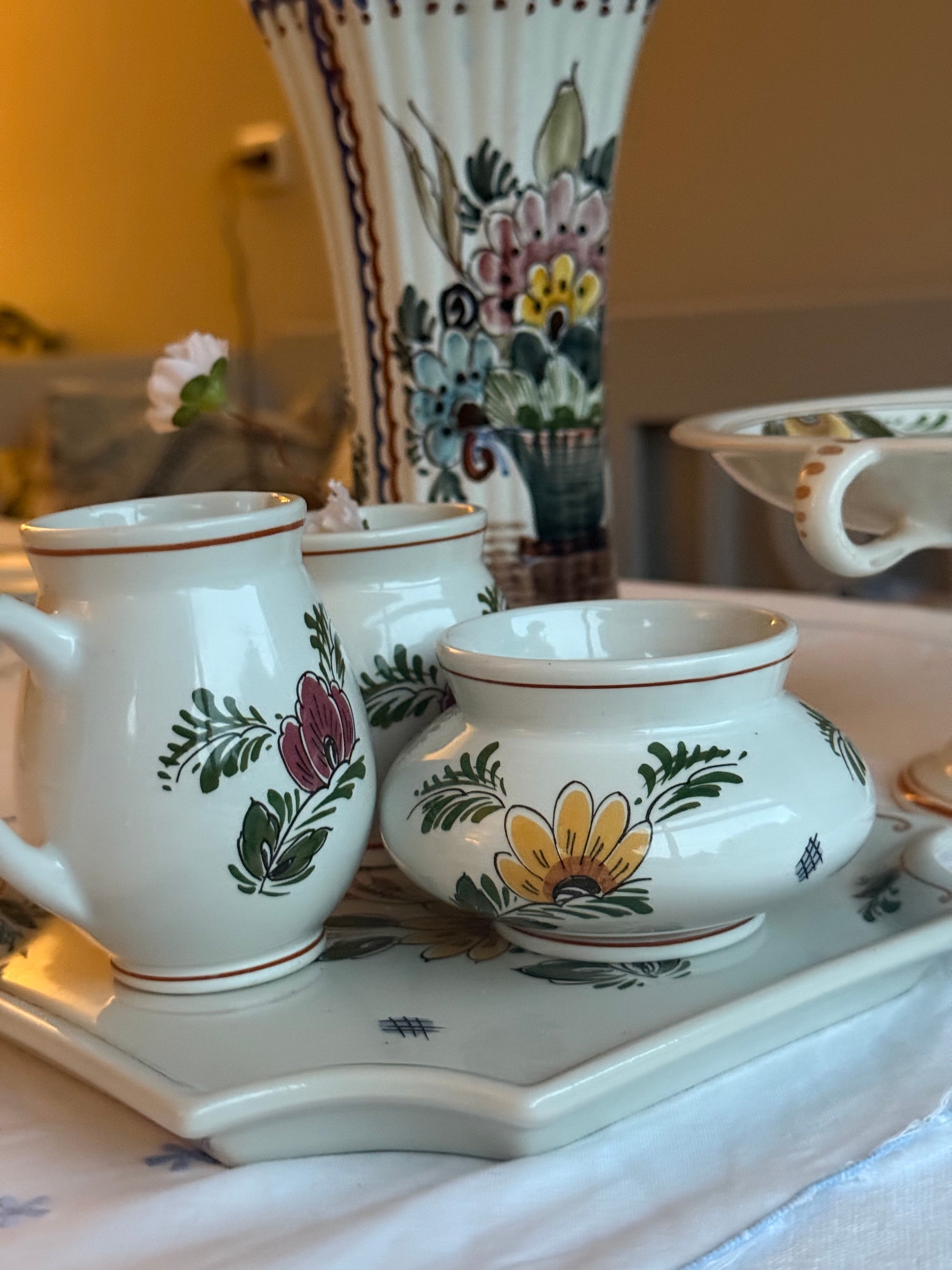 Bord met kannetjes delft blauw