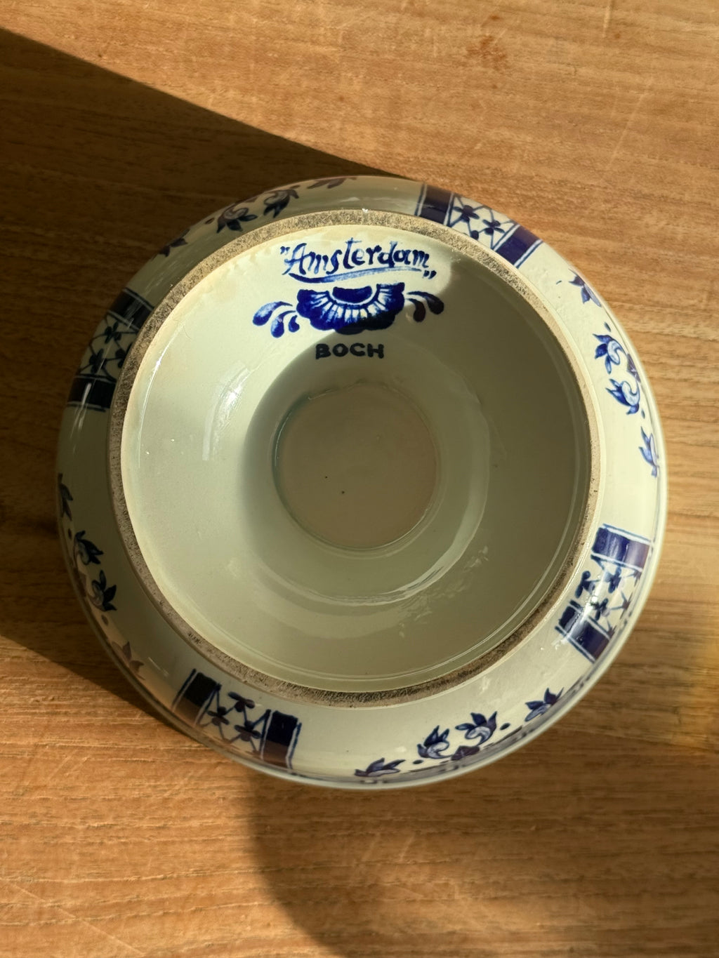 Antieke Boch kom op voet “Amsterdam” decor.