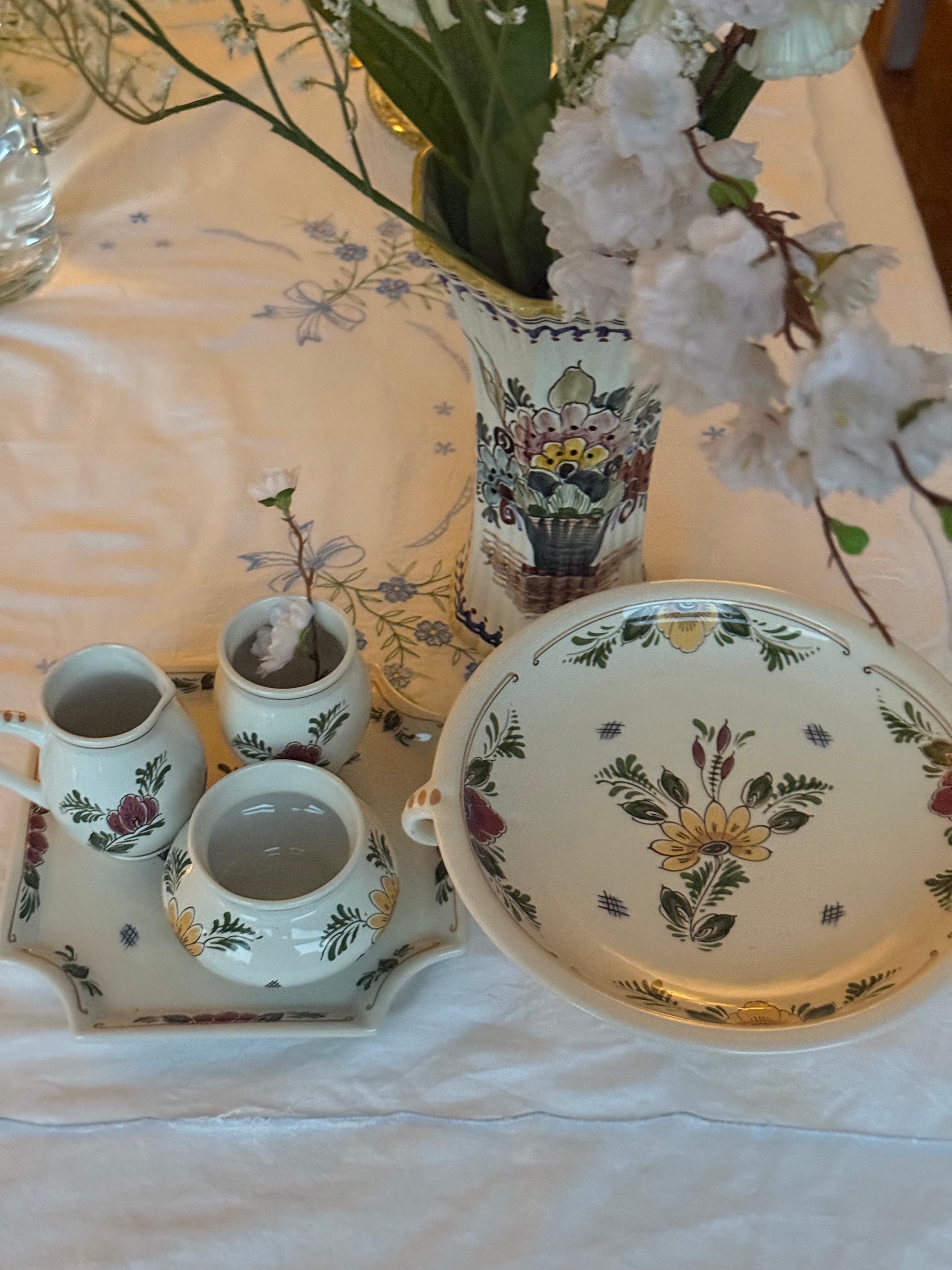 Bord met kannetjes delft blauw