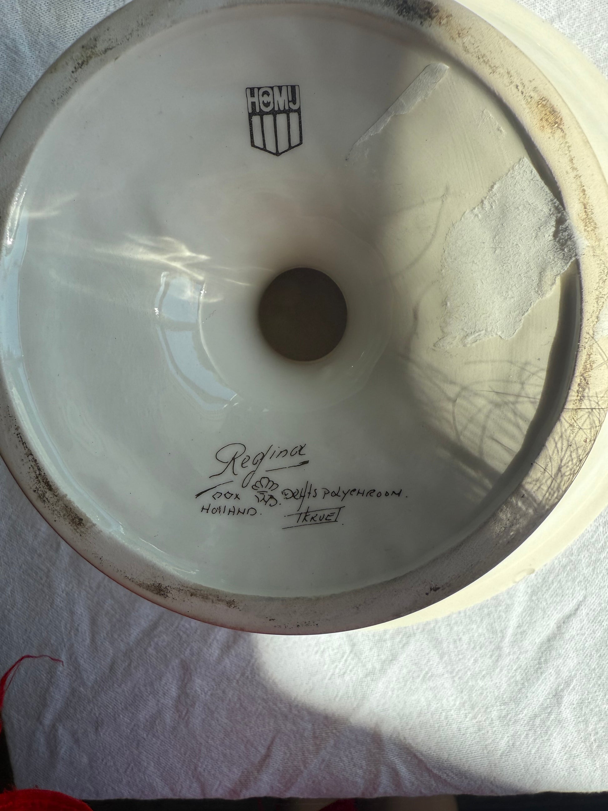 delfst blauwe schaal op voet