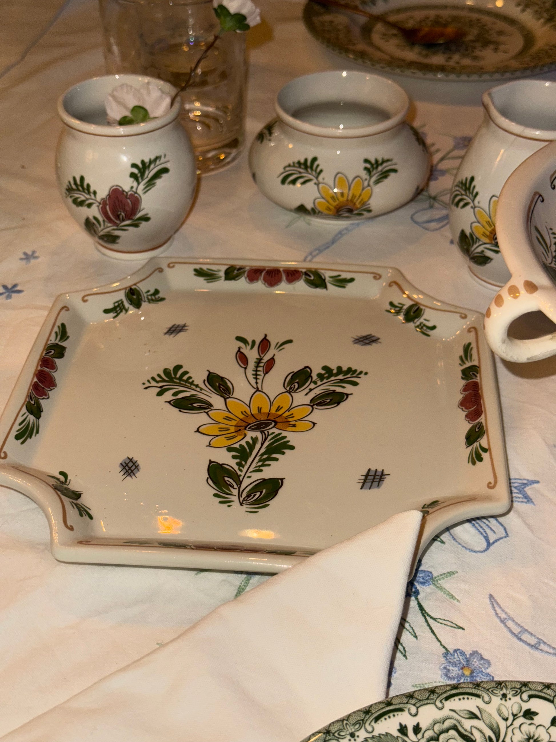 Bord met kannetjes delft blauw