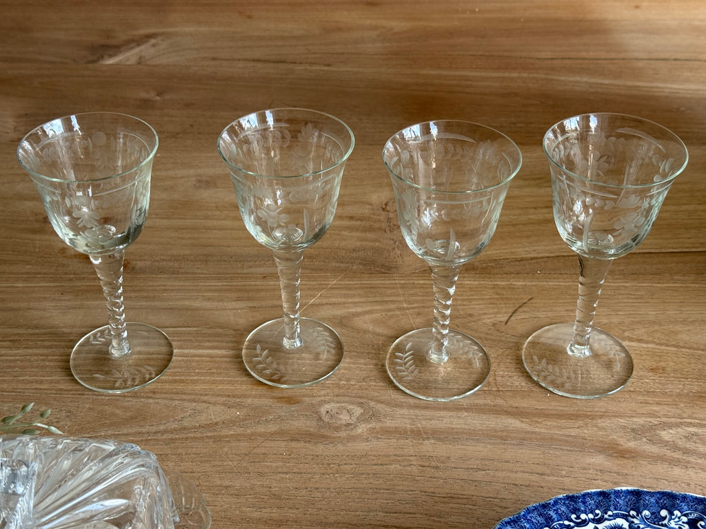 4 vintage gegraveerde glazen