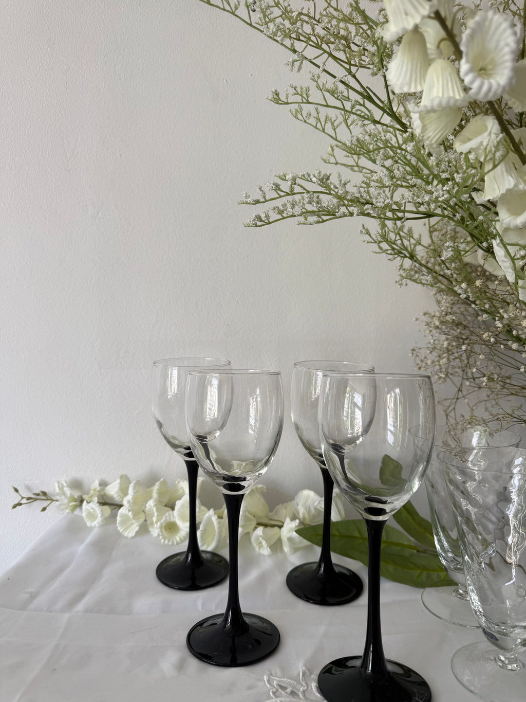 4 wijnglazen op zwarte poot