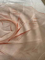 roze taartbord van glas.
