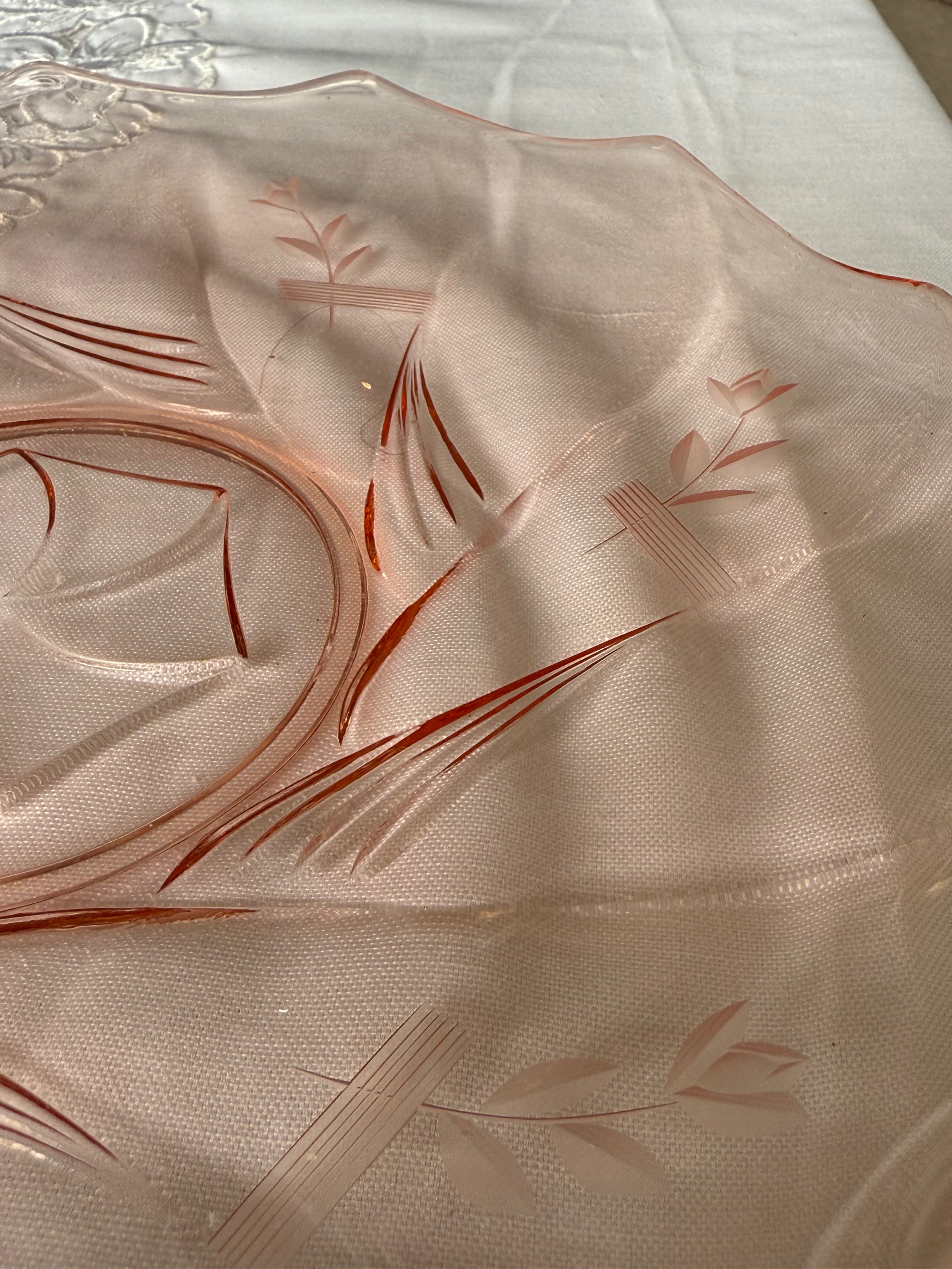 roze taartbord van glas.