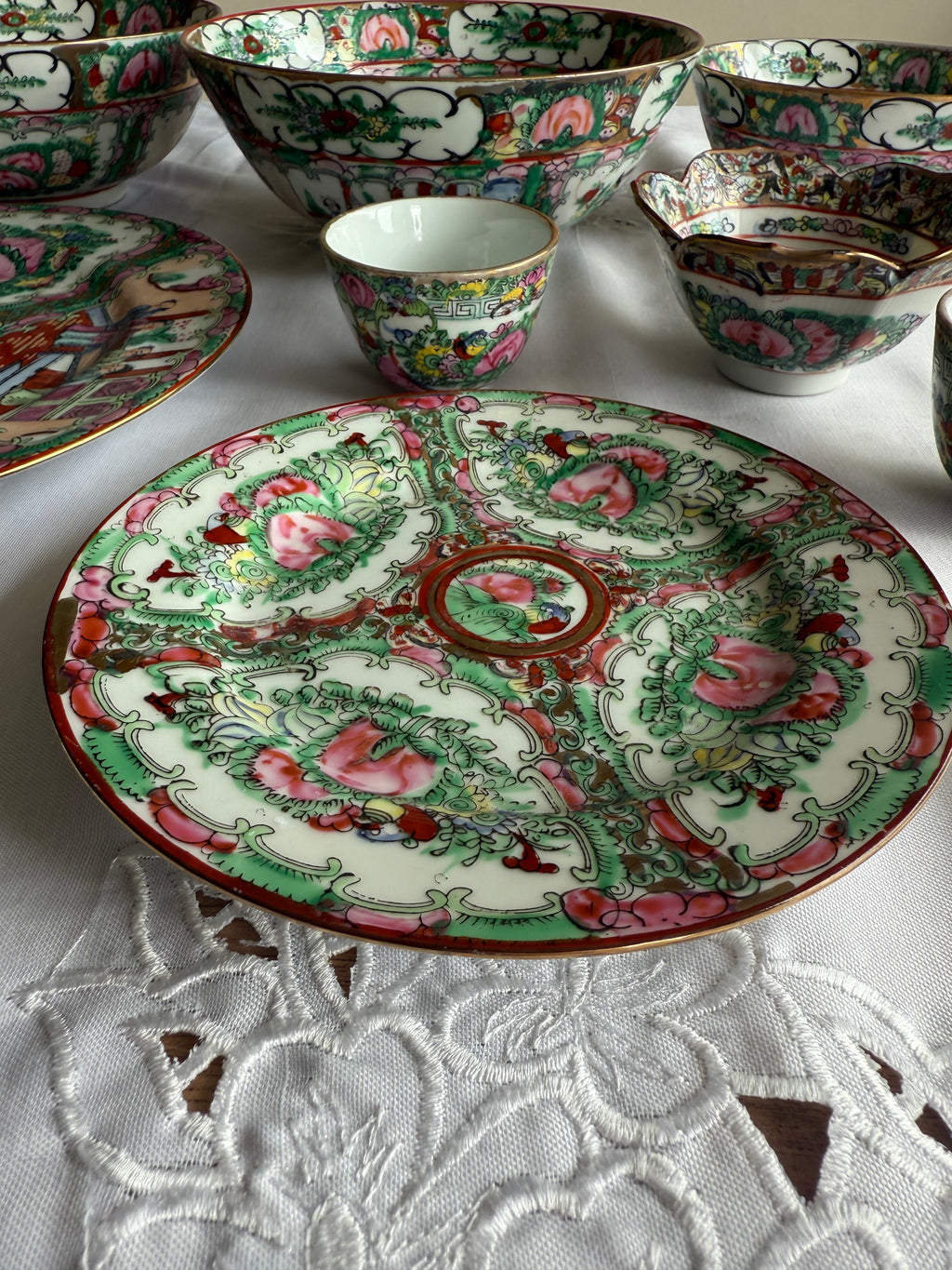 porselein en handgeschilderd 'family rose' kom - china