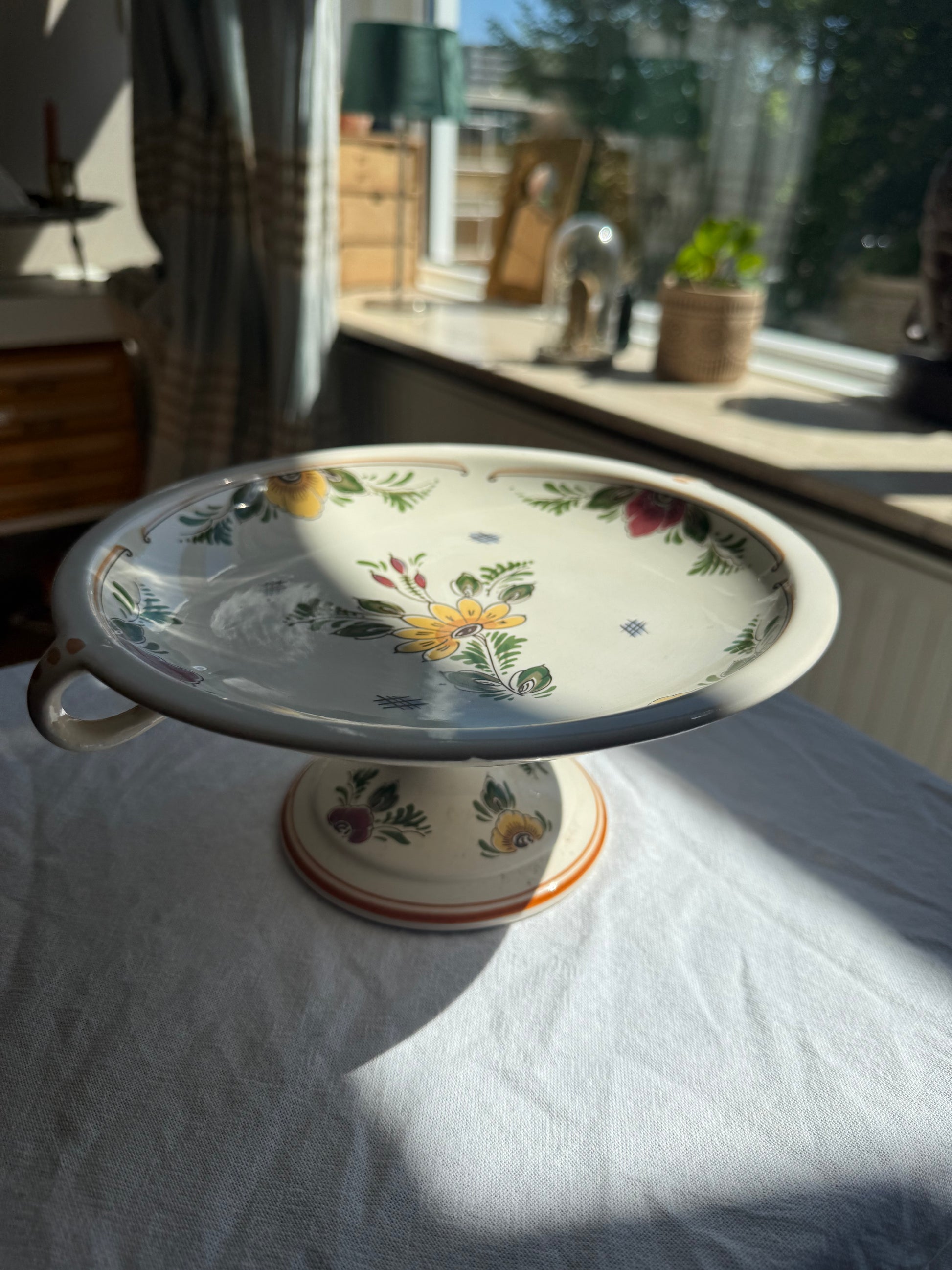 delfst blauwe schaal op voet