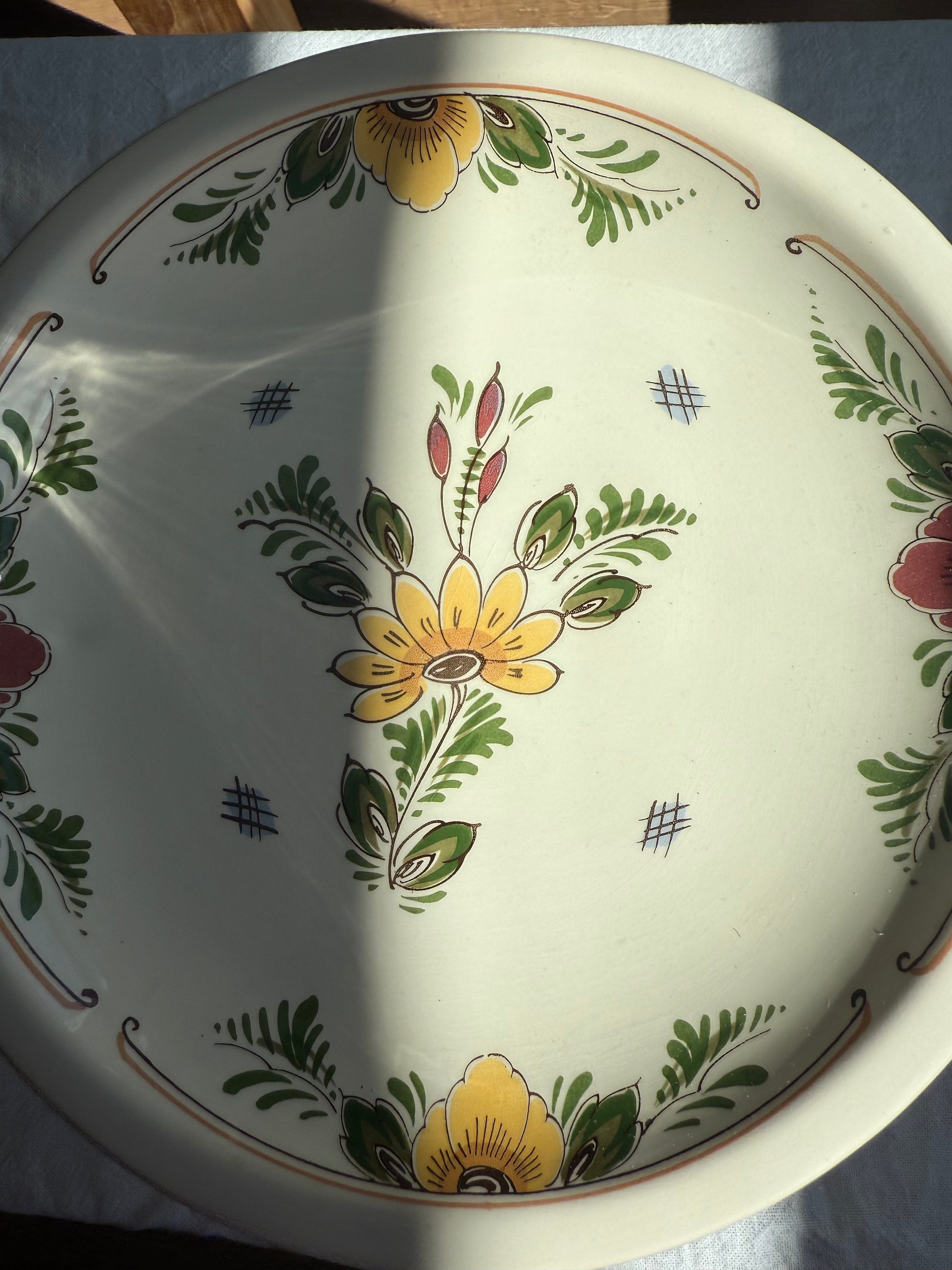 delfst blauwe schaal op voet